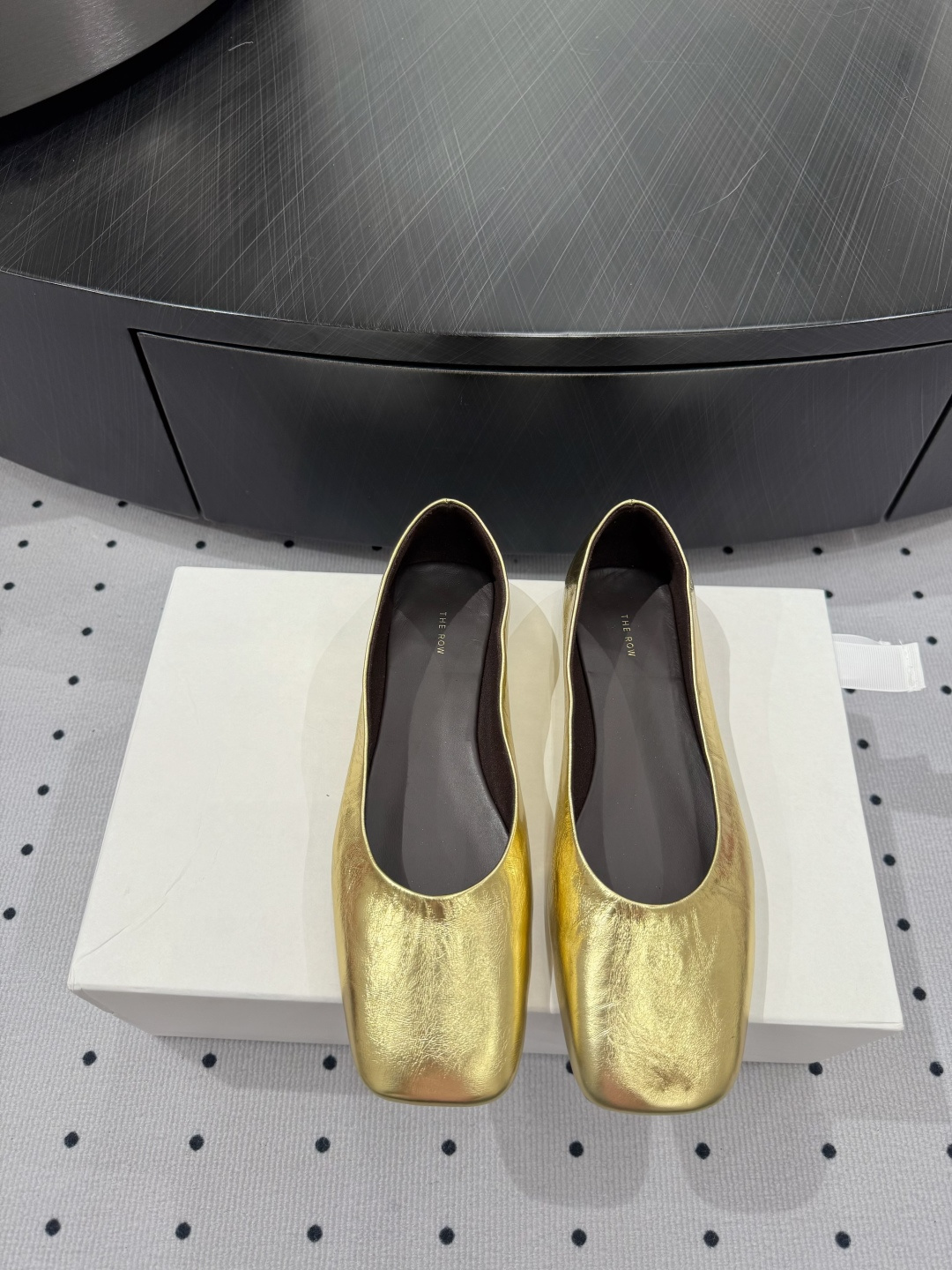 NO:238160,Brand new style ★Fabric Sheepskin Inner Sheepskin Sole Cowhide Elegant style Create a different feeling Heel height 1 cm Special packaging Simple and elegant style!  Top show bdetails in the market ———————————— ⊿size. ｜35-40 (40 custom-made non-return and exchange), ballet shoes, cowhide, sheepskin19860909全新款式 ★面料 羊皮 内里 羊皮 鞋底 牛皮 优雅风格 创造不一样的感觉 跟高 1 cm 专柜包装 简约气质款式！ 市场顶级 show bdetails ————————————  ⊿size. ｜35-40（40定制不退换）,芭蕾舞鞋,cowhide,sheepskin,Women's Shoes