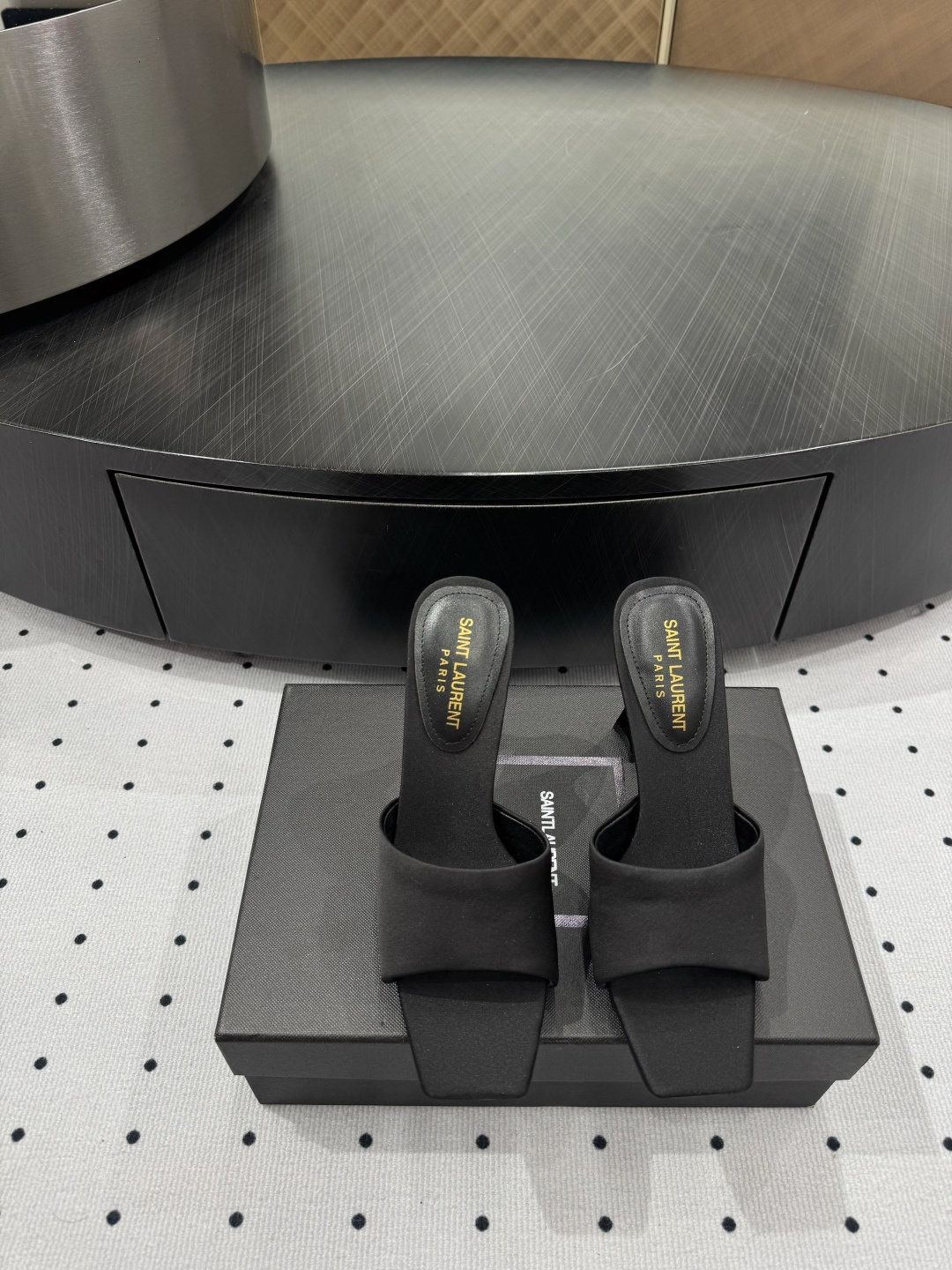 NO:238201,5 New products in early spring, fabric, silk, inner, sheepskin, sole, cowhide, elegant style, create a different feeling, heel height 10 cm, counter packaging, simple and elegant style!  show bdetails ————————————— size. ｜35-39 (40 41 42 customization), high heels, slippers, high heels, slippers, cowhide, sheepskin, real silk198609095 早春新品 面料 真丝  内里 羊皮 鞋底 牛皮 优雅风格 创造不一样的感觉 跟高 10 cm 专柜包装 简约气质款式！ show bdetails ———————————— size. ｜35-39（40 41 42 定制),高跟鞋拖鞋,high heels,slippers,cowhide,sheepskin,real silk,Women's Shoes