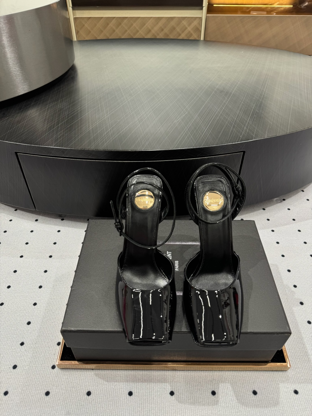 NO:238196,25 spring model Who can refuse ysl high heels? It is known as the magic of killing men. You deserve to have fabric patent leather, inner sheepskin sole cowhide, elegant style, create a different feeling, heel height 10.5 cm, counter packaging, simple and elegant style!  show bdetails ————————————— size. ｜35-39 (40 41 42 customization), high heels sandals, saint laurent, sandals, high heels, cowhide, sheepskin1986090925春款 谁能拒绝ysl高跟鞋,号称斩男神奇,你值得拥有  面料 漆皮  内里 羊皮 鞋底 牛皮 优雅风格 创造不一样的感觉 跟高 10.5 cm 专柜包装 简约气质款式！ show bdetails ———————————— size. ｜35-39（40 41 42 定制）,高跟鞋凉鞋,saint laurent,sandals,high heels,cowhide,sheepskin,Women's Shoes