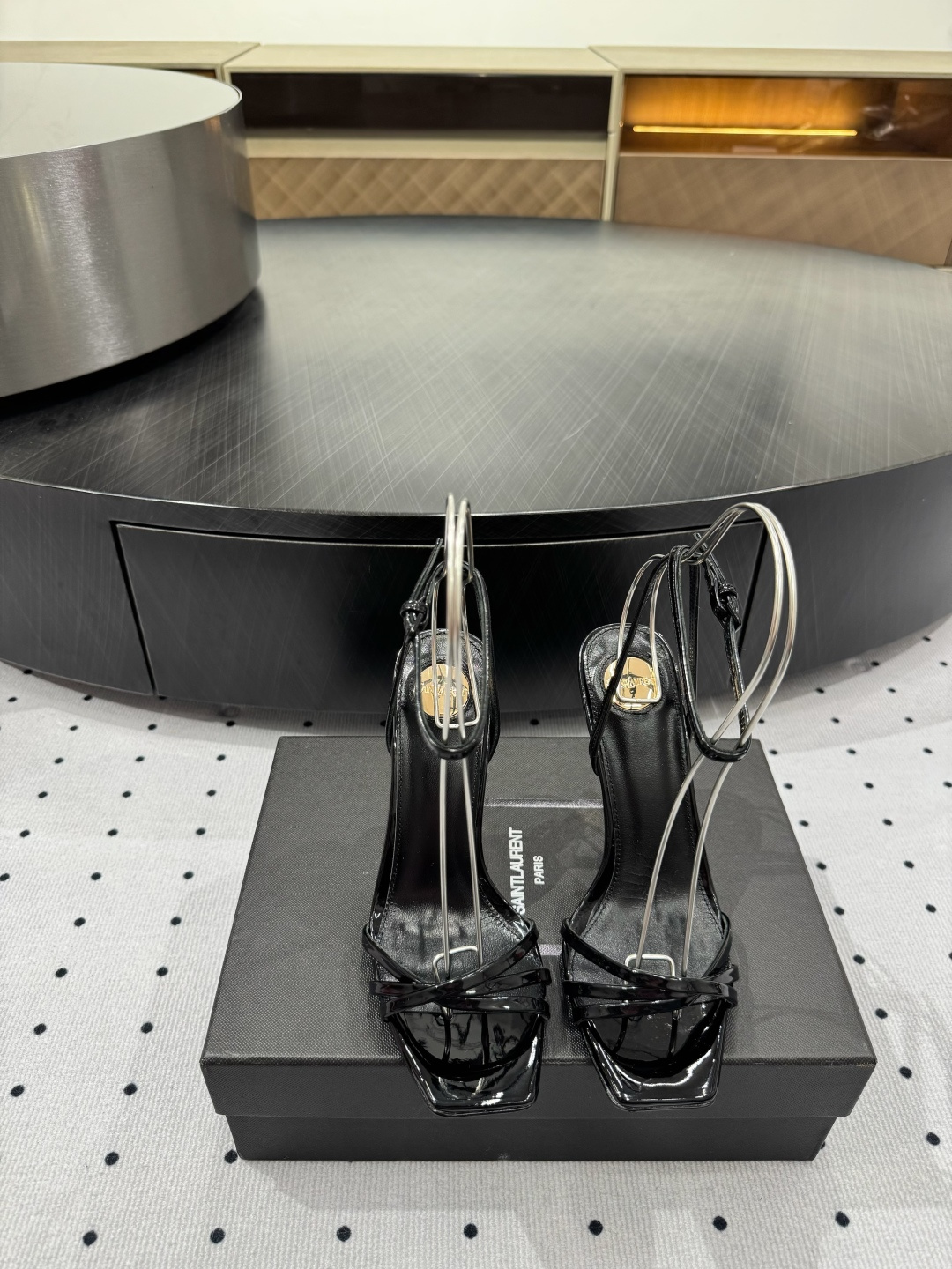 NO:238199,5 New products in early spring, fabric, silk, inner, sheepskin, sole, cowhide, elegant style, create a different feeling, heel height 10 cm, counter packaging, simple and elegant style!  show bdetails ———————————— size. ｜35-39 (40 41 42 customization), high heels sandals, sandals, high heels, cowhide, sheepskin, real silk198609095 早春新品 面料 真丝  内里 羊皮 鞋底 牛皮 优雅风格 创造不一样的感觉 跟高 10 cm 专柜包装 简约气质款式！ show bdetails ———————————— size. ｜35-39（40 41 42 定制),高跟鞋凉鞋,sandals,high heels,cowhide,sheepskin,real silk,Women's Shoes