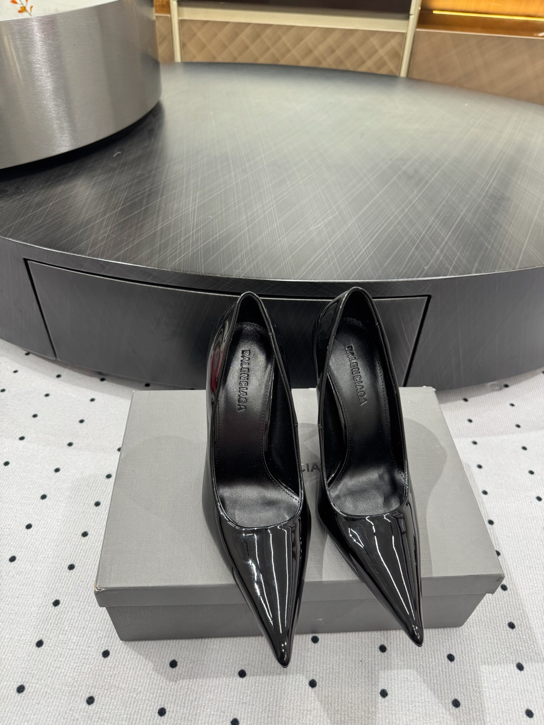 NO:238194,Temperament small shoes ★Fabric patent leather inner sheepskin sole cowhide sole elegant style Create a different feeling Heel height 10.5 cm Simple temperament style!  Top show bdetails in the market ———————————— ⊿size. ｜35-40 (40 customization), single shoes, cowhide, sheepskin19860909气质小单鞋 ★面料 漆皮 内里羊皮 鞋底牛皮底 优雅风格 创造不一样的感觉 跟高 10.5 cm 简约气质款式！ 市场顶级 show bdetails ————————————  ⊿size. ｜35-40（40 定制）,单鞋,cowhide,sheepskin,Women's Shoes