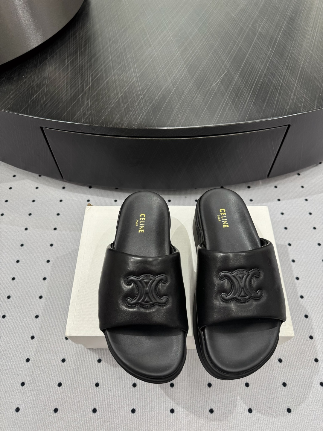 NO:238193,Thick-soled sandals ★Fabric, cowhide, inner, sheepskin, sole, molded sole, elegant style, create a different feeling, heel height 5 cm, counter packaging, simple and elegant style!  show bdetails —————————————— ⊿size. ｜35-39 (40 customization), slippers, slippers, cowhide, sheepskin19860909厚底凉拖 ★面料 牛皮 内里 羊皮 鞋底 成型底 优雅风格 创造不一样的感觉 跟高5 cm 专柜包装 简约气质款式！ show bdetails ————————————  ⊿size. ｜35-39（40定制）,拖鞋,slippers,cowhide,sheepskin,Women's Shoes