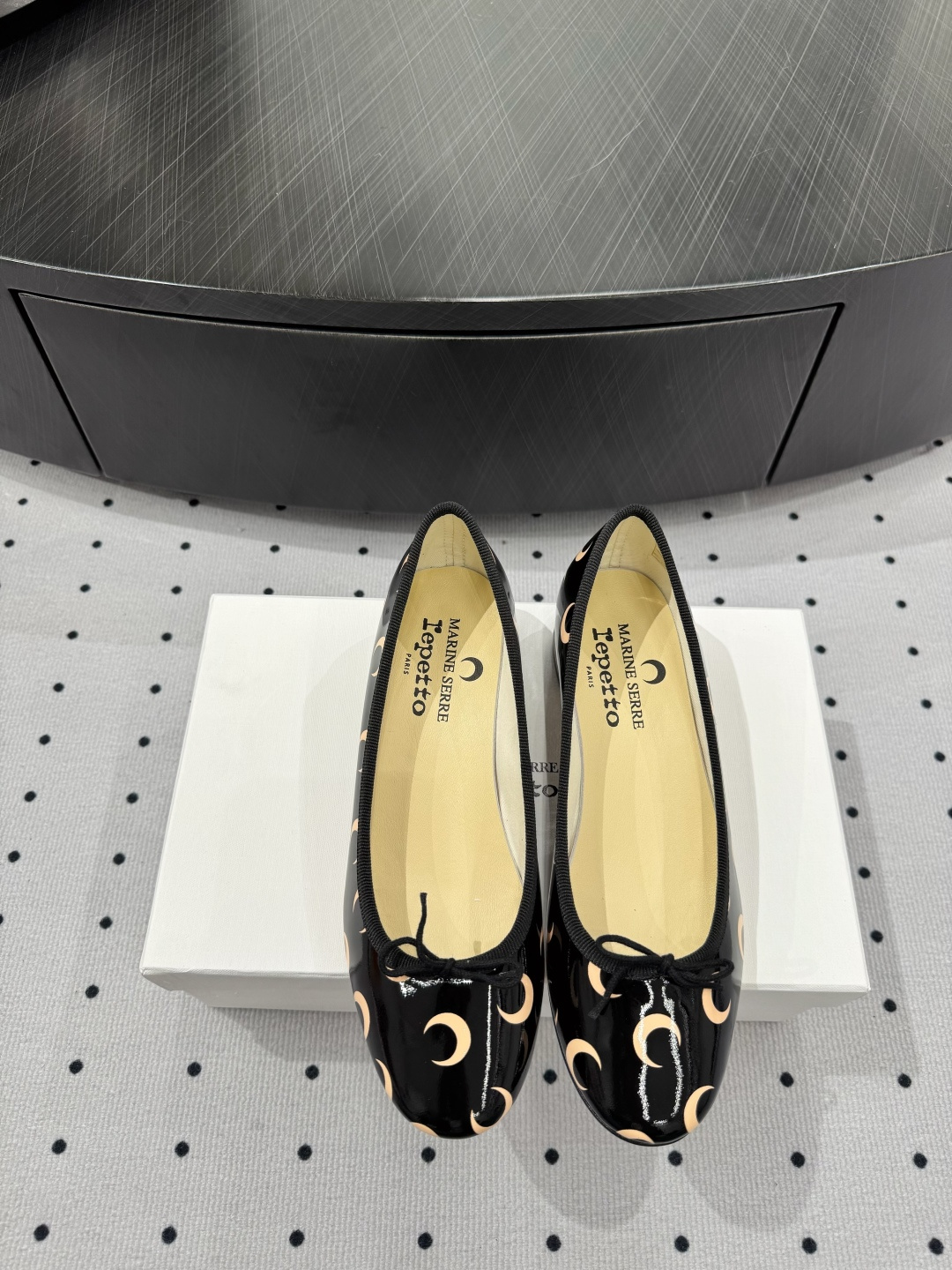 NO:238153,Co-branded model ★Fabric Original imported cowhide Inner Sheepskin Sole Cowhide Elegant style Create a different feeling 4 cm heel height Counter packaging Simple and elegant style!  show bdetails —————————————— ⊿size. ｜35-39 (40 customization), single shoes, cowhide, sheepskin19860909联名款 ★面料 原版进口牛皮 内里 羊皮 鞋底 牛皮 优雅风格 创造不一样的感觉 跟高4 cm 专柜包装 简约气质款式！ show bdetails ————————————  ⊿size. ｜35-39（40定制）,单鞋,cowhide,sheepskin,Women's Shoes