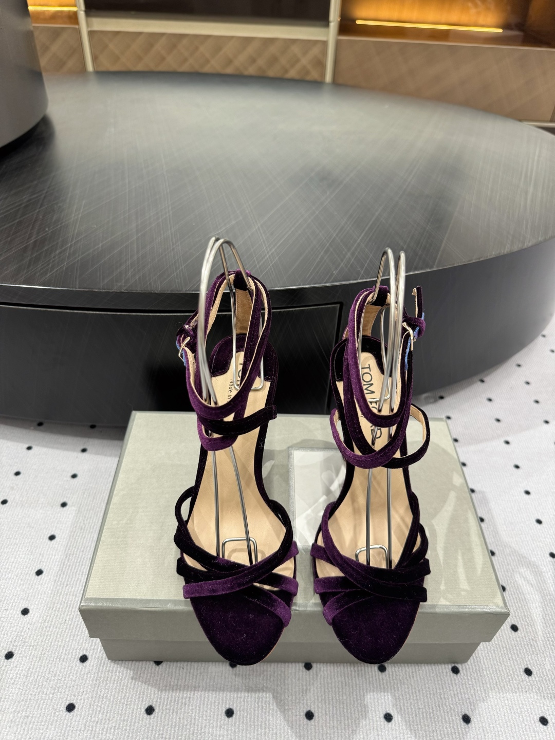 NO:411446,Brand new design style Fabric velvet Inner Sheepskin Sole Cowhide Elegant style Create a different feeling Heel height 10.5 cm Special packaging Simple and elegant style!  show bdetails ———————————— size. ｜35-39 (40 41 42 customization), sandals, sandals, cowhide, sheepskin19860909全新设计风格 面料 天鹅绒 内里 羊皮 鞋底 牛皮 优雅风格 创造不一样的感觉 跟高 10 .5 cm 专柜包装 简约气质款式！ show bdetails ———————————— size. ｜35-39（40 41 42 定制）,凉鞋,sandals,cowhide,sheepskin,Women's Shoes