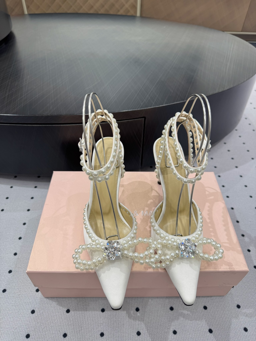 NO:382370,& · New products are on sale ★Fabric Italian silk Inner Sheepskin Sole Cowhide Outsole Salty or Sweet, Pairing at will, Extremely beautiful, Heel height 9, Counter packaging, Simple and elegant style!  show bdetails —————————————— ⊿size. ｜35-39 (40 41 42 customization), sandals, sandals, cowhide, sheepskin, real silk19860909＆ · 新品发售 ★面料 意大利真丝 内里 羊皮 鞋底 牛皮大底 可咸可甜 随意搭配 美到极致 跟高9 专柜包装 简约气质款式！ show bdetails ————————————  ⊿size. ｜35-39（40 41 42 定制）,凉鞋,sandals,cowhide,sheepskin,real silk,Women's Shoes