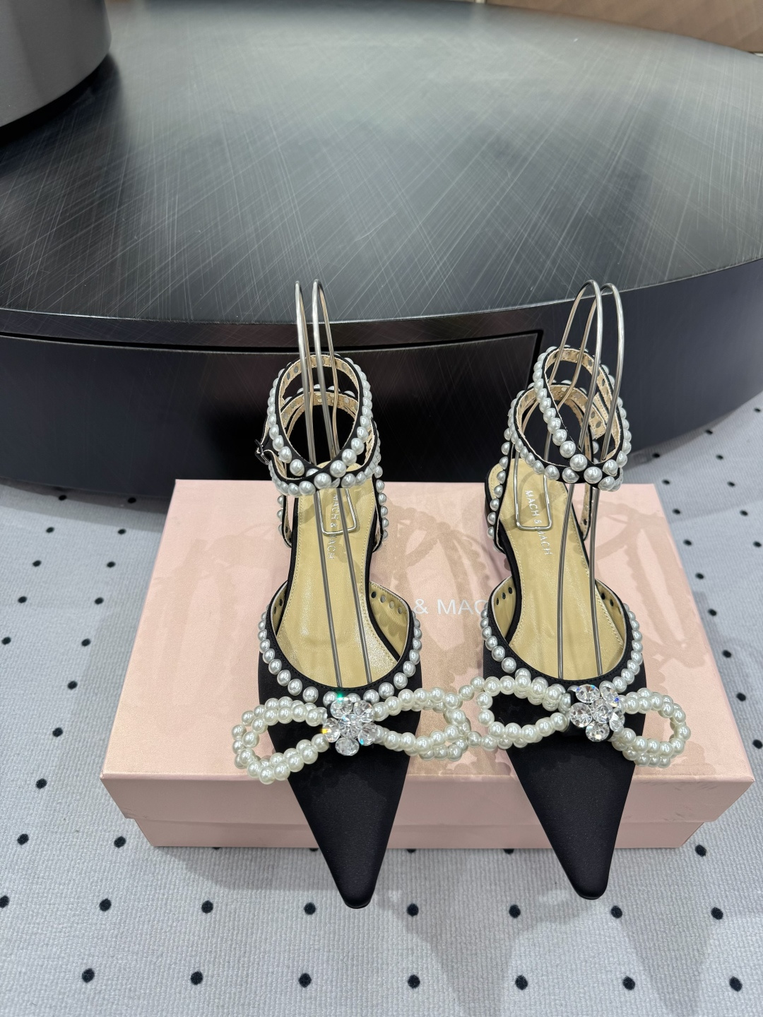 NO:382376,& · New products are on sale ★Fabric Italian silk lining sheepskin sole cowhide sole can be salty or sweet, match freely, beautiful to the extreme, heel height 1 cm, counter packaging, simple and elegant style!  show bdetails —————————————— ⊿size. ｜35-39 (40 41 42 customization), sandals, sandals, cowhide, sheepskin, real silk19860909＆ · 新品发售 ★面料 意大利真丝 内里 羊皮 鞋底 牛皮大底 可咸可甜 随意搭配 美到极致 跟高 1 cm 专柜包装 简约气质款式！ show bdetails ————————————  ⊿size. ｜35-39（40 41 42 定制）,凉鞋,sandals,cowhide,sheepskin,real silk,Women's Shoes