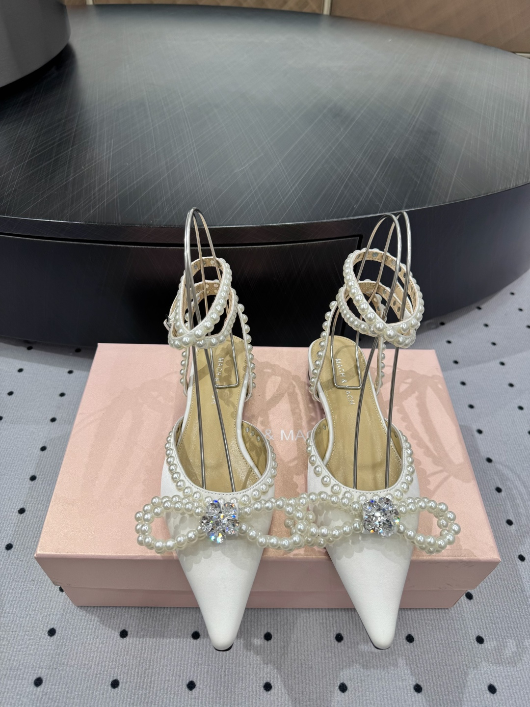 NO:382382,& · New products are on sale ★Fabric Italian silk, inner, sheepskin, sole, cowhide sole, salty or sweet, match freely, extremely beautiful, heel height 10cm, counter packaging, simple and elegant style!  show bdetails —————————————— ⊿size. ｜35-39 (40 41 42 customization), sandals, sandals, cowhide, sheepskin, real silk19860909＆ · 新品发售 ★面料 意大利真丝 内里 羊皮 鞋底 牛皮大底 可咸可甜 随意搭配 美到极致 跟高 10cm 专柜包装 简约气质款式！ show bdetails ————————————  ⊿size. ｜35-39（40 41 42 定制）,凉鞋,sandals,cowhide,sheepskin,real silk,Women's Shoes