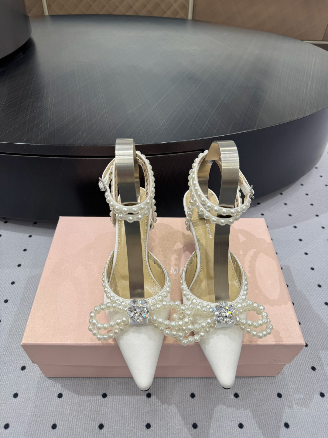 NO:382387,& · New products are on sale ★Fabric Italian silk, inner, sheepskin, sole, cowhide sole, salty or sweet, match freely, extremely beautiful, heel height 6 cm, counter packaging, simple and elegant style!  show bdetails —————————————— ⊿size. ｜35-39 (40 41 42 customization), sandals, sandals, cowhide, sheepskin, real silk19860909＆ · 新品发售 ★面料 意大利真丝 内里 羊皮 鞋底 牛皮大底 可咸可甜 随意搭配 美到极致 跟高 6 cm 专柜包装 简约气质款式！ show bdetails ————————————  ⊿size. ｜35-39（40 41 42 定制）,凉鞋,sandals,cowhide,sheepskin,real silk,Women's Shoes