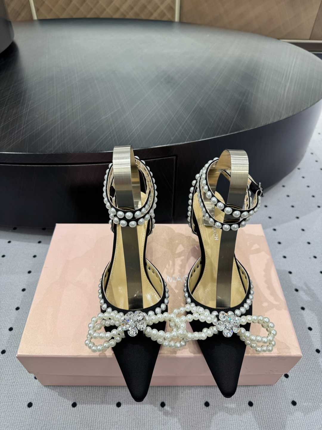 NO:382391,& · New products are on sale ★Fabric Italian silk, inner, sheepskin, sole, cowhide sole, salty or sweet, match freely, extremely beautiful, heel height 10cm, counter packaging, simple and elegant style!  show bdetails —————————————— ⊿size. ｜35-39 (40 41 42 customization), sandals, sandals, cowhide, sheepskin, real silk19860909＆ · 新品发售 ★面料 意大利真丝 内里 羊皮 鞋底 牛皮大底 可咸可甜 随意搭配 美到极致 跟高 10cm 专柜包装 简约气质款式！ show bdetails ————————————  ⊿size. ｜35-39（40 41 42 定制）,凉鞋,sandals,cowhide,sheepskin,real silk,Women's Shoes