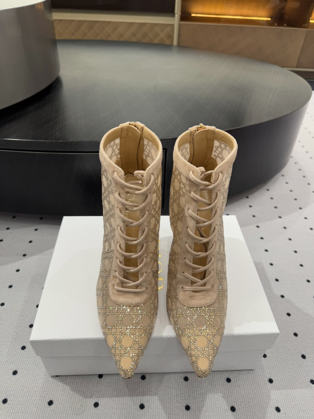 NO:226446,New products are on sale, fabric, lace mesh, sheep velvet, inner, sheepskin, sole, dyed cowhide sole, elegant style, create a different feeling, heel height 10 cm, counter packaging, brought with it the airplane box, simple and elegant style!  show bdetails ———————————— size. ｜35-39 (40 41 42 customization), boots, boots, cowhide, sheepskin19860909新品发售  面料 蕾丝网 羊反绒  内里 羊皮 鞋底 透染牛皮底 优雅风格 创造不一样的感觉 跟高 10 cm 专柜包装 自带飞机盒 简约气质款式！ show bdetails ———————————— size. ｜35-39（40 41 42 定制）,靴子,boots,cowhide,sheepskin,Women's Shoes