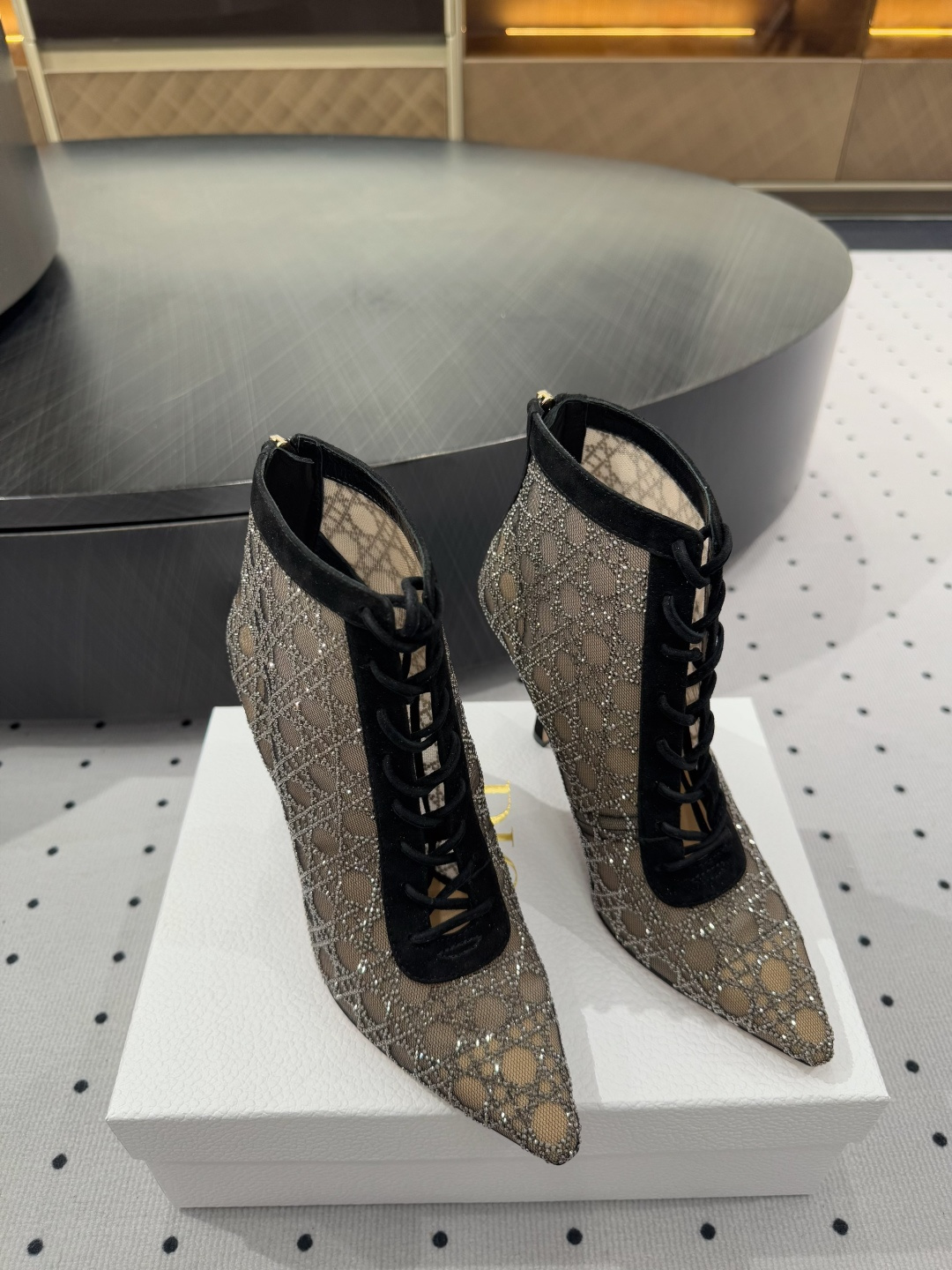 NO:226451,New products are available for sale, fabric, lace mesh, inner sheepskin, sole, dyed cowhide sole, elegant style, create a different feeling, heel height 10 cm, counter packaging, brought with it the airplane box, simple and elegant style!  show bdetails ———————————— size. ｜35-39 (40 41 42 customization), boots, boots, cowhide, sheepskin19860909新品发售  面料 蕾丝网  内里 羊皮 鞋底 透染牛皮底 优雅风格 创造不一样的感觉 跟高 10 cm 专柜包装 自带飞机盒 简约气质款式！ show bdetails ———————————— size. ｜35-39（40 41 42 定制）,靴子,boots,cowhide,sheepskin,Women's Shoes