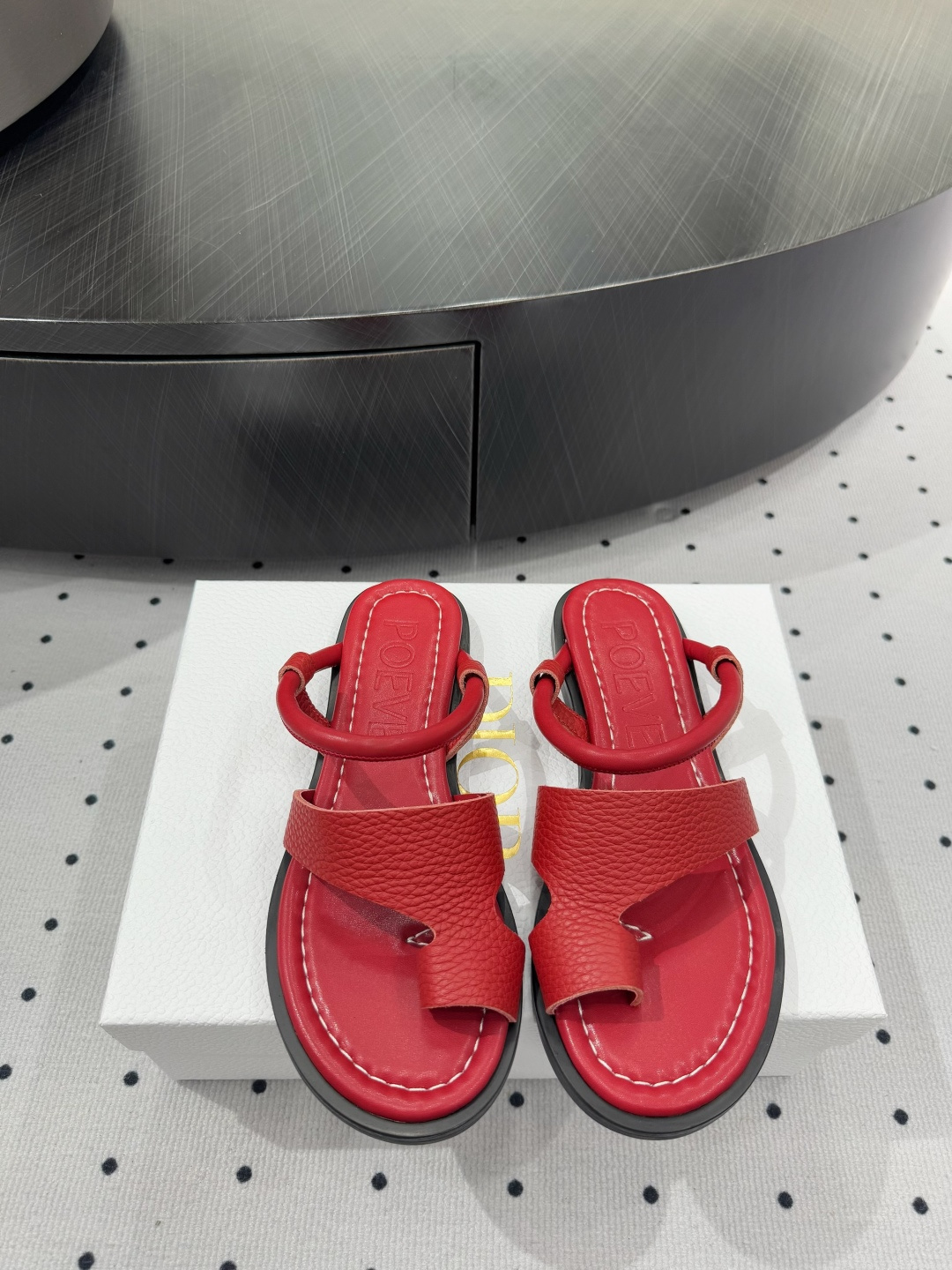 NO:226441,New products are available for sale Fabric Cowhide Inner Sheepskin Sole Rubber Sole Elegant Style Create a different feeling Heel height 1cm, Counter packaging Simple and elegant style!  show bdetails ———————————— size. ｜35-39 (40 41 customization), split-toe shoes, cowhide, sheepskin19860909新品发售  面料 牛皮  内里 羊皮 鞋底 橡胶底  优雅风格 创造不一样的感觉 跟高 1cm 专柜包装  简约气质款式！ show bdetails ———————————— size. ｜35-39（40 41 定制）,分趾鞋,cowhide,sheepskin,Women's Shoes