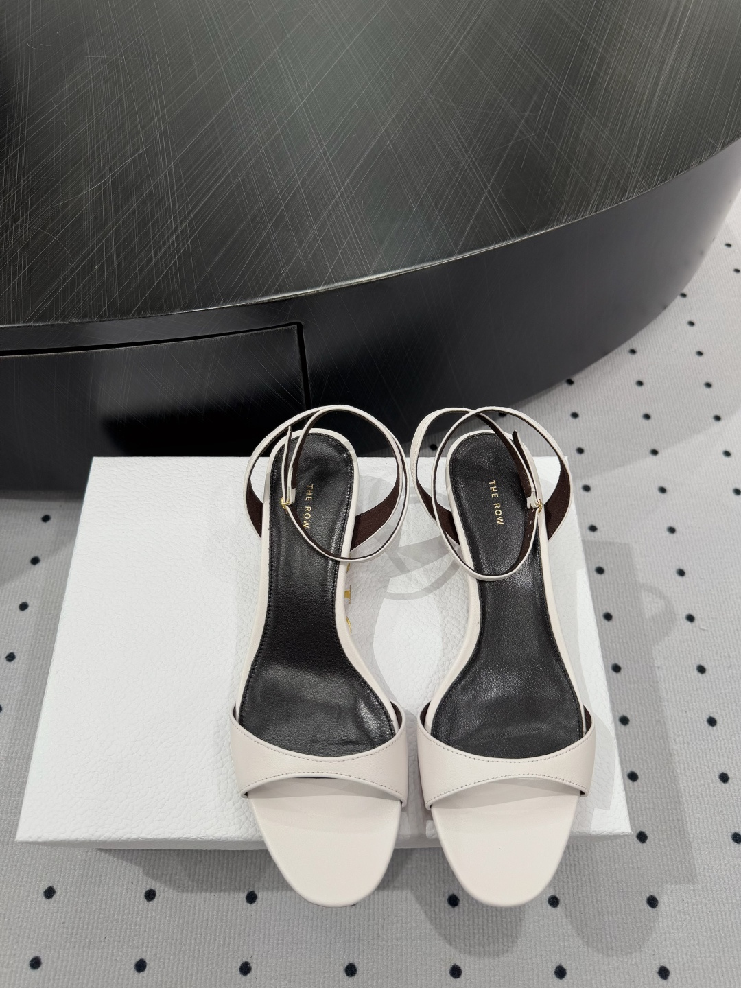 NO:226437,New products are available for sale Fabrics, sheepskin, inner, sheepskin, sole, cowhide, elegant style, create a different feeling, heel height 5 cm, counter packaging, simple and elegant style!  show bdetails ———————————— size. ｜35-39 (40 41 customization), sandals, sandals, cowhide, sheepskin19860909新品发售  面料 羊皮 内里 羊皮 鞋底 牛皮  优雅风格 创造不一样的感觉 跟高 5 cm 专柜包装  简约气质款式！ show bdetails ———————————— size. ｜35-39（40 41 定制）,凉鞋,sandals,cowhide,sheepskin,Women's Shoes