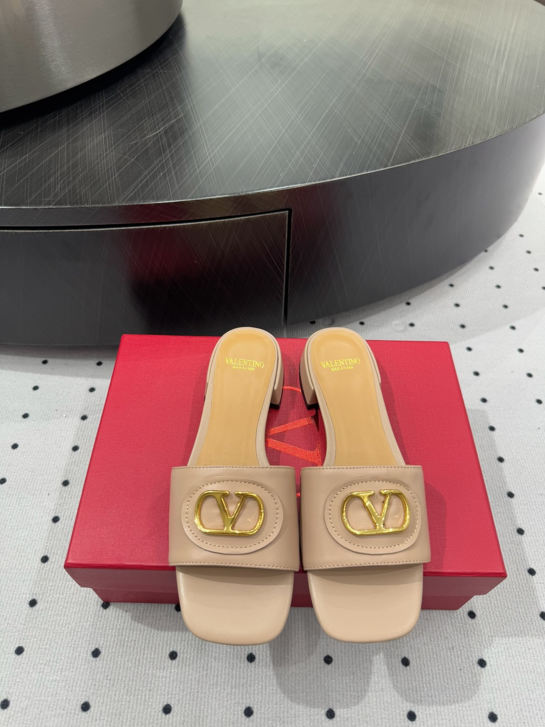 NO:263977,New products are on sale ★Fabric, cowhide, inner, sheepskin, sole, cowhide outsole, elegant style, create a different feeling, heel height 2 cm, counter packaging, simple and elegant style!  Top show bdetails in the market ———————————— ⊿size. ｜35-39 (40 41 customization), slippers, slippers, cowhide, sheepskin19860909新品发售 ★面料 牛皮 内里 羊皮 鞋底 牛皮大底 优雅风格 创造不一样的感觉 跟高 2 cm 专柜包装 简约气质款式！ 市场顶级 show bdetails ————————————  ⊿size. ｜35-39（40 41 定制）,拖鞋,slippers,cowhide,sheepskin,Women's Shoes