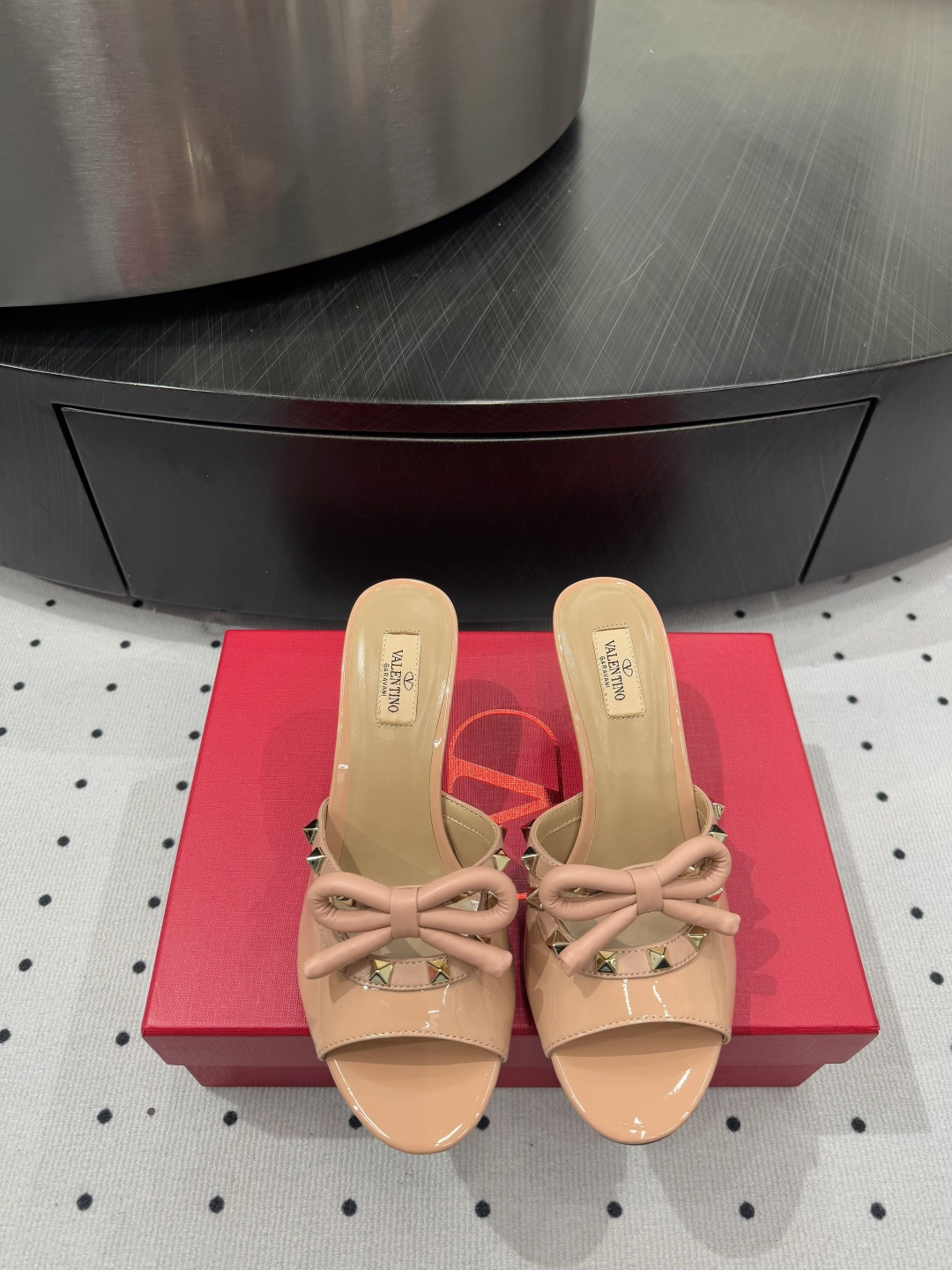 NO:263974,New products are on sale ★Fabric, Patent leather, Inner, Sheepskin, Sole, Cowhide Outsole, Elegant Style, Create a Different Feel, Heel Height 6.5 cm, Counter Packaging, Simple and Temperature Style!  Top show bdetails in the market ———————————— ⊿size. ｜35-39 (40 41 customization), high heels, cowhide, sheepskin19860909新品发售 ★面料 漆皮 内里 羊皮 鞋底 牛皮大底 优雅风格 创造不一样的感觉 跟高 6.5 cm 专柜包装 简约气质款式！ 市场顶级 show bdetails ————————————  ⊿size. ｜35-39（40 41 定制）,高跟鞋,high heels,cowhide,sheepskin,Women's Shoes