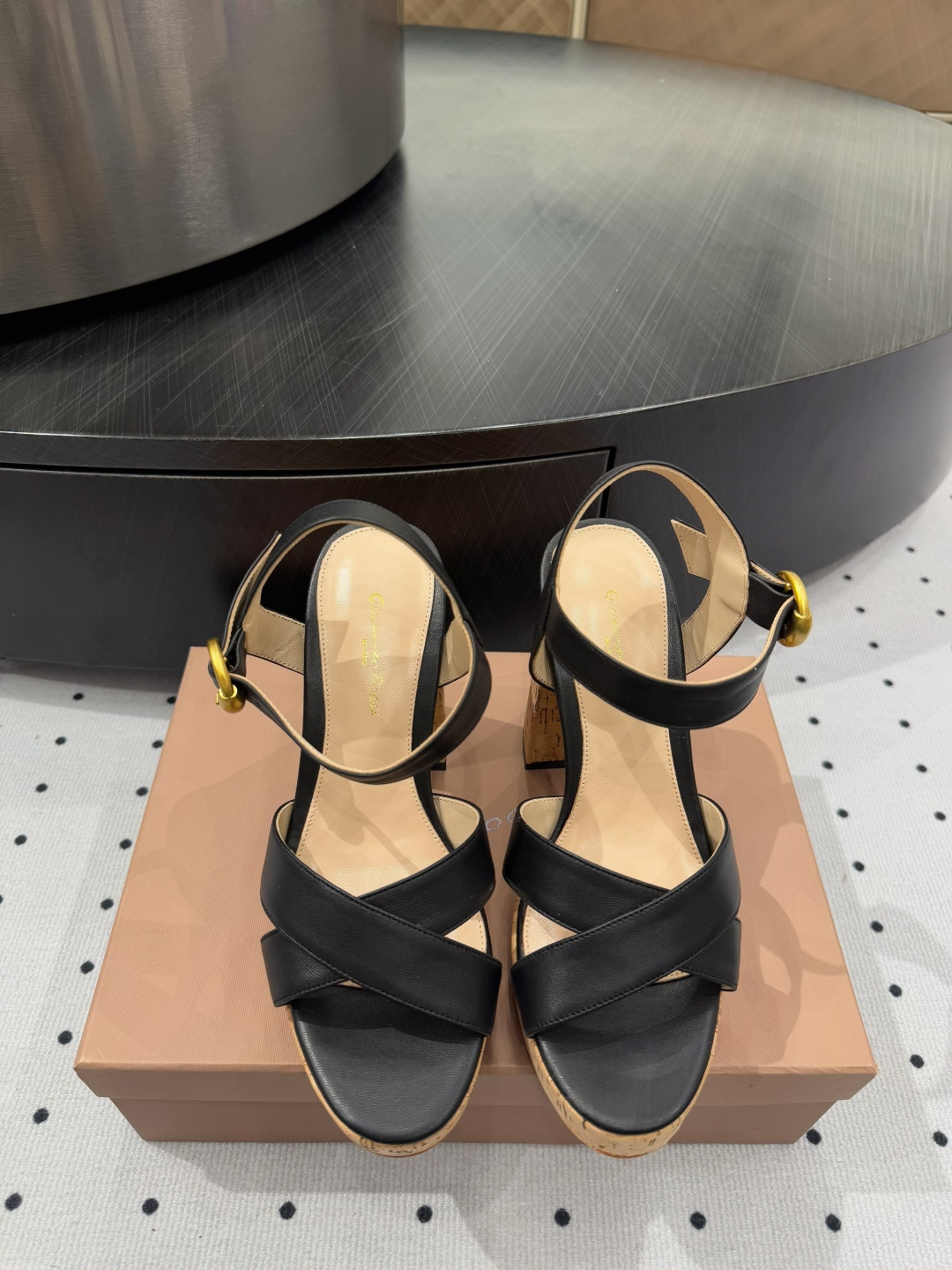 NO:889381,New product on sale ★Material cowhide, tiptoe lining, sheepskin, genuine leather outsole, elegant style, creating a different feeling, heel height 11.5cm, front platform 3.5cm, counter packaging, simple and elegant style!  Top show bdetails in the market ———————————— ⊿size.｜35-40 (40 41 42 customized, non-returnable), high heels, high heels, cowhide, sheepskin, Leather soles19860909新品发售 ★面料牛皮 内里踮脚 羊皮 鞋底真皮大底 优雅风格 创造不一样的感觉 跟高 11.5cm 前水台3.5cm 专柜包装 简约气质款式！ 市场顶级 show bdetails ————————————  ⊿size. ｜35-40（40 41 42 定制不退换）,高跟鞋,high heels,cowhide,sheepskin,Leather soles,Women's Shoes