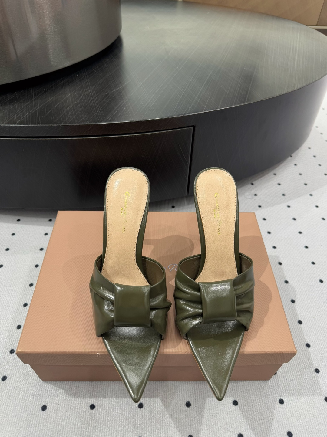 NO:889390,New product on sale ★Material cowhide, tiptoe lining, sheepskin, genuine leather outsole, elegant style, creating a different feeling, heel height 10.5, counter packaging, simple and elegant style!  Top show bdetails in the market ———————————— ⊿size.｜35-40 (40 41 42 customized, non-returnable), high heels, high heels, cowhide, sheepskin, Leather soles19860909新品发售 ★面料牛皮 内里踮脚 羊皮 鞋底真皮大底 优雅风格 创造不一样的感觉 跟高 10.5 专柜包装 简约气质款式！ 市场顶级 show bdetails ————————————  ⊿size. ｜35-40（40 41 42 定制不退换）,高跟鞋,high heels,cowhide,sheepskin,Leather soles,Women's Shoes