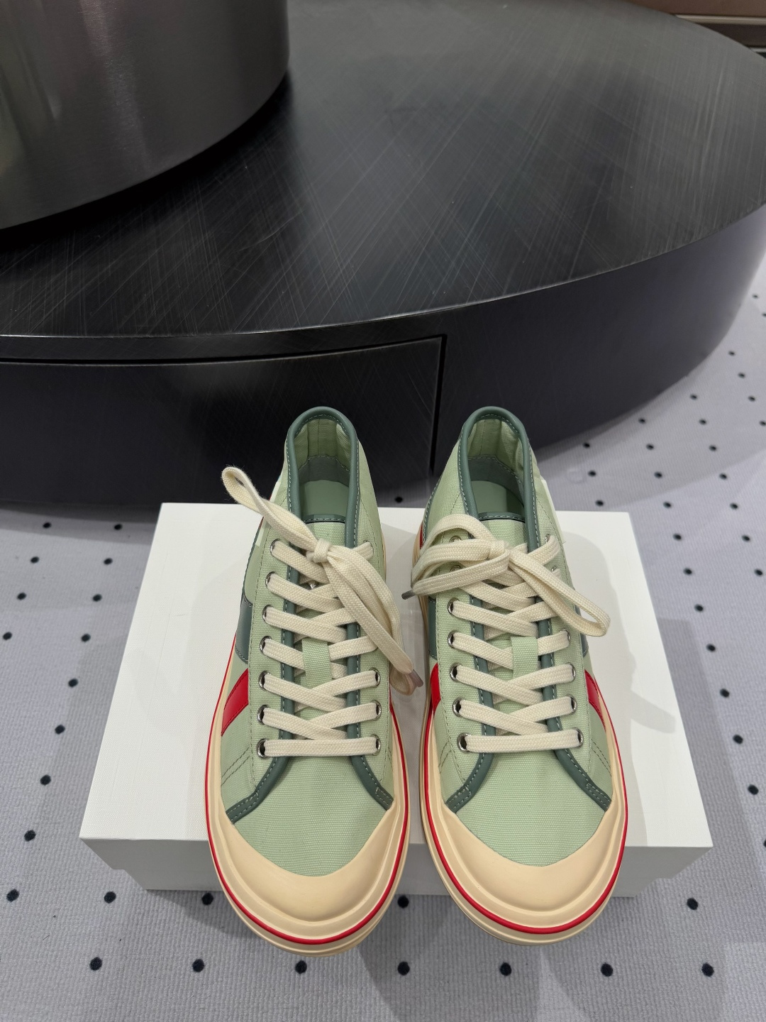 NO:249445,Couple style Fabric Imported canvas Inner Sheepskin Sole Rubber Sole Elegant style Create a different feeling Heel height 2.5 cm Special packaging Simple and elegant style!  show bdetails ———————————— size. ｜35-45 couples, casual shoes/sports shoes, sneakers, sheepskin19860909情侣款  面料 进口帆布 内里 羊皮  鞋底 橡胶底 优雅风格 创造不一样的感觉 跟高2.5 cm 专柜包装 简约气质款式！ show bdetails ———————————— size. ｜35-45 情侣款,休闲鞋/运动鞋,sneakers,sheepskin,Women's Shoes