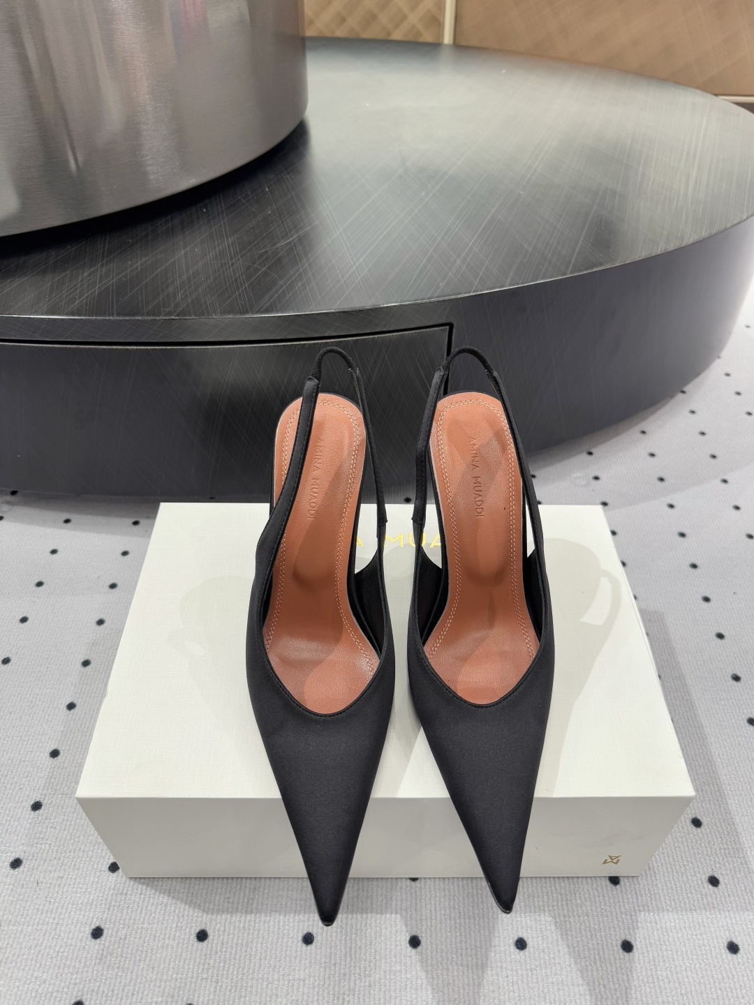 NO:422399,· Spring and summer style** Silk fabric is gentle and fits, like the second layer of skin. The inside of the sheepskin is delicate and comfortable, and every step is like stepping on the clouds. The original injection molding process of cowhide with texture and durability. 10cm heel height, elegance and aura coexist, instantly improving temperament. Simplicity is not simple, and every detail shows a unique taste. 35-39 sizes, 40/41/42 can be customized, there is always a pair suitable for you. Counter packaging, exquisite gift boxes, gifts for yourself or TA are excellent choices. Wear it and create a different feeling that belongs to you. Come to the comment section to tell me which one do you like the most?  ,high heels,cowhide,sheepskin,real silk19860909· 春夏款**   真丝面料轻柔贴合,仿佛第二层肌肤  羊皮内里细腻舒适,每一步都像踩在云端  牛皮大底原版注塑工艺,质感与耐用并存  10cm跟高,优雅与气场并存,瞬间提升气质  简约不简单,每一处细节都彰显独特品味  35-39码,40/41/42可定制,总有一双适合你  专柜包装,精致礼盒,送自己或TA都是绝佳选择  穿上它,创造属于你的不一样的感觉 快来评论区告诉我,你最喜欢哪一款？,高跟鞋,high heels,cowhide,sheepskin,real silk,Women's Shoes