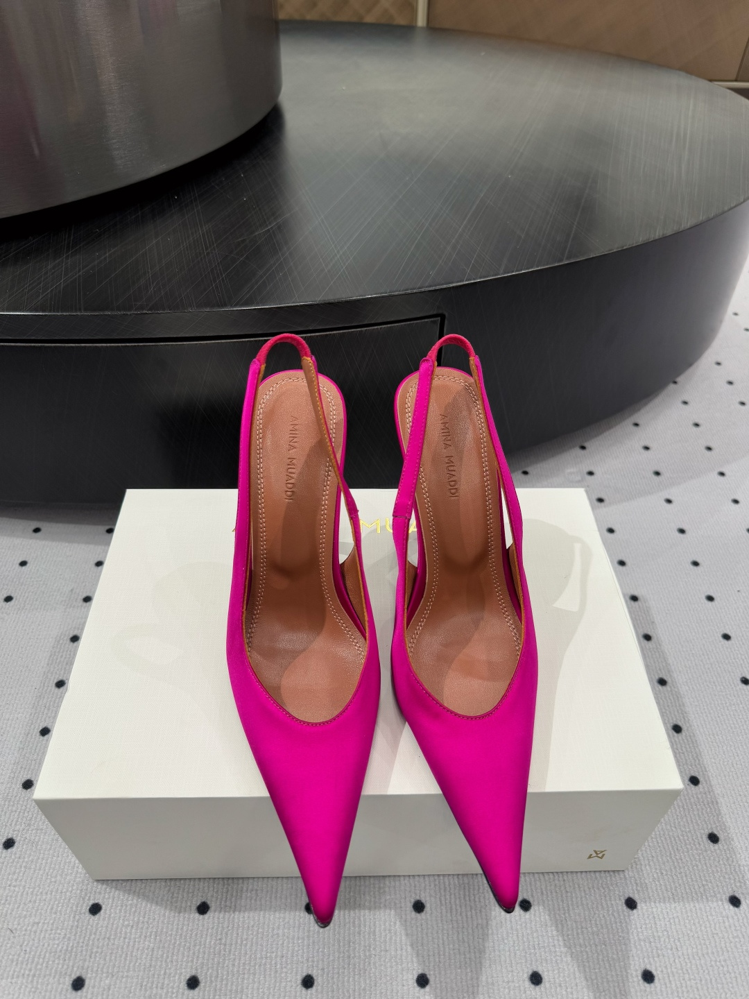 NO:422327,· Spring and summer style** Silk fabric is gentle and fits, like the second layer of skin. The inside of the sheepskin is delicate and comfortable, and every step is like stepping on the clouds. The original injection molding process of cowhide with texture and durability. 10cm heel height, elegance and aura coexist, instantly improving temperament. Simplicity is not simple, and every detail shows a unique taste. 35-39 sizes, 40/41/42 can be customized, there is always a pair suitable for you. Counter packaging, exquisite gift boxes, gifts for yourself or TA are excellent choices. Wear it and create a different feeling that belongs to you. Come to the comment section to tell me which one do you like the most?  ,high heels,cowhide,sheepskin,real silk19860909· 春夏款**   真丝面料轻柔贴合,仿佛第二层肌肤  羊皮内里细腻舒适,每一步都像踩在云端  牛皮大底原版注塑工艺,质感与耐用并存  10cm跟高,优雅与气场并存,瞬间提升气质  简约不简单,每一处细节都彰显独特品味  35-39码,40/41/42可定制,总有一双适合你  专柜包装,精致礼盒,送自己或TA都是绝佳选择  穿上它,创造属于你的不一样的感觉 快来评论区告诉我,你最喜欢哪一款？,高跟鞋,high heels,cowhide,sheepskin,real silk,Women's Shoes