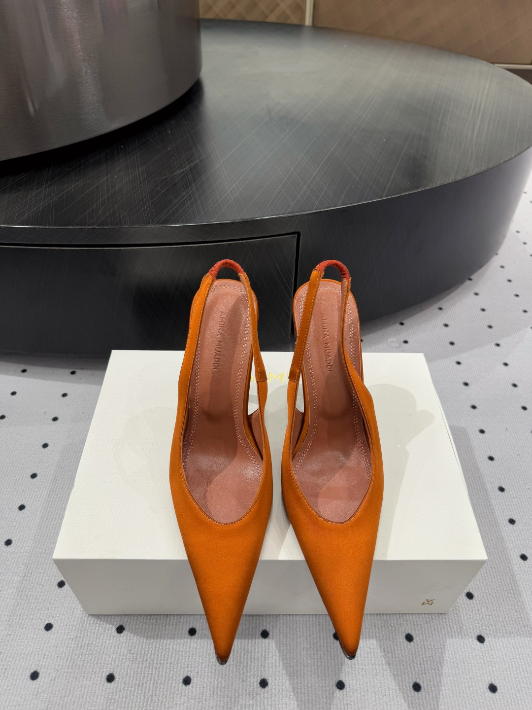 NO:422337,· Spring and summer style** Patent leather fabric is gentle and fits, like the second layer of skin. The inside of the sheepskin is delicate and comfortable, and every step is like stepping on the clouds. The original injection molding process of cowhides with texture and durability. 10cm heel height, elegance and aura coexist, instantly improving temperament. Simplicity is not simple, every detail shows a unique taste. 35-39 sizes, 40/41/42 can be customized, there is always a pair suitable for you. Counter packaging, exquisite gift boxes, gifts for yourself or TA are excellent choices. Wear it and create a different feeling that belongs to you. Come to the comment section to tell me which one do you like the most?  ,high heels,cowhide,sheepskin19860909· 春夏款**   漆皮面料轻柔贴合,仿佛第二层肌肤  羊皮内里细腻舒适,每一步都像踩在云端  牛皮大底原版注塑工艺,质感与耐用并存  10cm跟高,优雅与气场并存,瞬间提升气质  简约不简单,每一处细节都彰显独特品味  35-39码,40/41/42可定制,总有一双适合你  专柜包装,精致礼盒,送自己或TA都是绝佳选择  穿上它,创造属于你的不一样的感觉 快来评论区告诉我,你最喜欢哪一款？,高跟鞋,high heels,cowhide,sheepskin,Women's Shoes