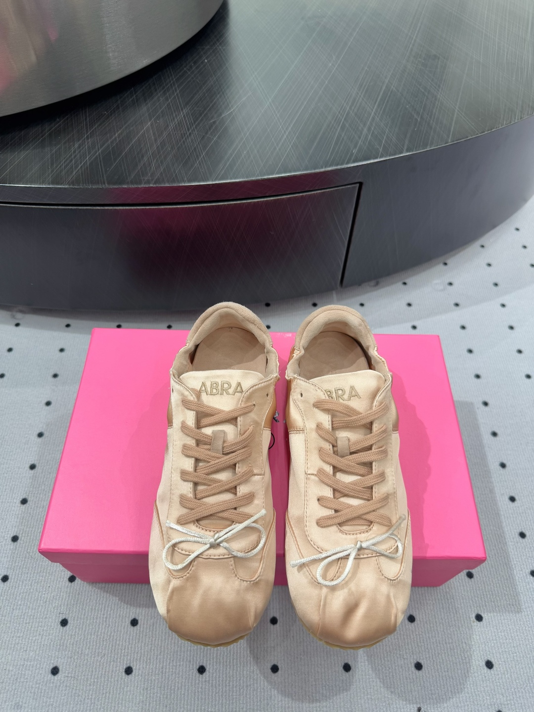 NO:249478,, simple and elegant. When you wear it, you will feel that the whole person becomes different. Silk fabric is soft and comfortable; sheep velvet inner, warm and considerate; rubber soles are as stable as Mount Tai. 1cm heel height, which not only shows temperament but does not tiring your feet. The counter packaging is guaranteed!  Sizes from 35 to 40, there is always one suitable for you. Come and wear these shoes with me and get out of our unique style!  #Couple Shoes #Simple Style #Elegant Temperament #Silk Fabric #Sheep Fleece Inner #Rubber Sole #Counter Packaging #Unique Style #35 to 40 sizes ——————————————————————— size. ｜35-40”, ballet shoes, real silk19860909,简约又优雅,穿上它,感觉整个人都变得不一样了 真丝面料,柔软舒适；羊反绒内里,温暖贴心；橡胶鞋底,稳如泰山.1cm的跟高,既显气质又不累脚.专柜包装,品质保证！ 尺码从35到40,总有一款适合你.快来和我一起穿上这双鞋,走出属于我们的独特风格吧！ #情侣鞋 #简约风 #优雅气质 #真丝面料 #羊反绒内里 #橡胶鞋底 #专柜包装 #独特风格 #35到40尺码 ———————————— size. ｜35-40 ”,芭蕾舞鞋,real silk,Women's Shoes