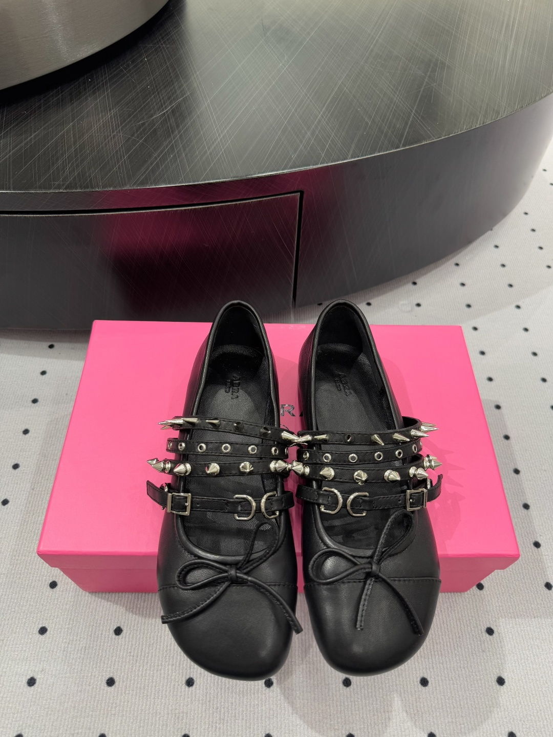 NO:249455,[New Product Release] Elegance is coming!   The fabric is top-grade sheepskin, soft and comfortable, with full texture. The inner sheepskin lining is skin-friendly and breathable, and cares for the feet. The sole is rubber sole, which is non-slip and wear-resistant, making it more secure when walking. Heel height cm, comfortable and versatile, easy to control daily life. The style is simple and elegant, with a little personality, allowing you to stand out among the crowd!   The counter packaging and gifts are very affordable!   Size **35-39 (40 sizes can be customized to meet your exclusive needs), semi-drag Mary Jane, mary jane, sheepskin19860909【新品发售】    优雅来袭！  面料顶级羊皮,柔软舒适,质感满分  内里羊皮内衬,亲肤透气,呵护双脚  鞋底橡胶底,防滑耐磨,行走更安心  跟高 cm,舒适百搭,轻松驾驭日常  风格简约气质,优雅中带点小个性,让你在人群中脱颖而出！  专柜包装,送礼自用都超有面子！  尺码**35-39（40码可定制,满足你的专属需求）,半拖玛丽珍,mary jane,sheepskin,Women's Shoes