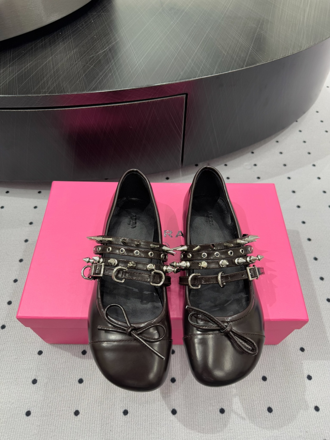 NO:249460,[New Product Release] Elegance is coming!   The fabric is top-grade cowhide, soft and comfortable, with full texture. The inner sheepskin lining is skin-friendly and breathable, and takes care of the feet. The sole is rubber sole, which is non-slip and wear-resistant, making it more secure when walking. The heel height cm is comfortable and versatile, and it is easy to control the daily life. The style is simple and elegant, with a little personality, allowing you to stand out among the crowd!   The counter packaging and gifts are very affordable!   Size **35-39 (40 sizes can be customized to meet your exclusive needs), semi-drag Mary Jane, mary jane, cowhide, sheepskin19860909【新品发售】    优雅来袭！  面料顶级牛皮,柔软舒适,质感满分  内里羊皮内衬,亲肤透气,呵护双脚  鞋底橡胶底,防滑耐磨,行走更安心  跟高 cm,舒适百搭,轻松驾驭日常  风格简约气质,优雅中带点小个性,让你在人群中脱颖而出！  专柜包装,送礼自用都超有面子！  尺码**35-39（40码可定制,满足你的专属需求）,半拖玛丽珍,mary jane,cowhide,sheepskin,Women's Shoes