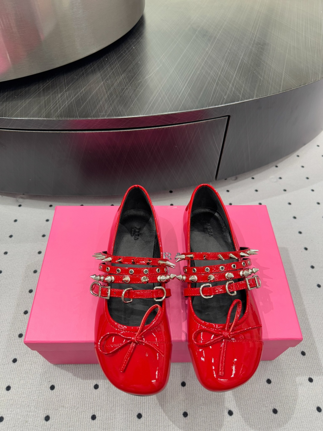 NO:249468,[New Product Release] Elegance is coming!   The fabric is top-grade patent leather, soft and comfortable, with full texture. The inner sheepskin lining is skin-friendly and breathable, and takes care of the feet. The sole is rubber sole, which is non-slip and wear-resistant, making it more secure when walking. The heel height cm is comfortable and versatile, and it is easy to control the daily life. The style is simple and elegant, with a little personality, allowing you to stand out among the crowd!   The counter packaging and gifts are very affordable!   Size **35-39 (40 sizes can be customized to meet your exclusive needs), semi-drag Mary Jane, mary jane, sheepskin19860909【新品发售】    优雅来袭！  面料顶级漆皮,柔软舒适,质感满分  内里羊皮内衬,亲肤透气,呵护双脚  鞋底橡胶底,防滑耐磨,行走更安心  跟高 cm,舒适百搭,轻松驾驭日常  风格简约气质,优雅中带点小个性,让你在人群中脱颖而出！  专柜包装,送礼自用都超有面子！  尺码**35-39（40码可定制,满足你的专属需求）,半拖玛丽珍,mary jane,sheepskin,Women's Shoes