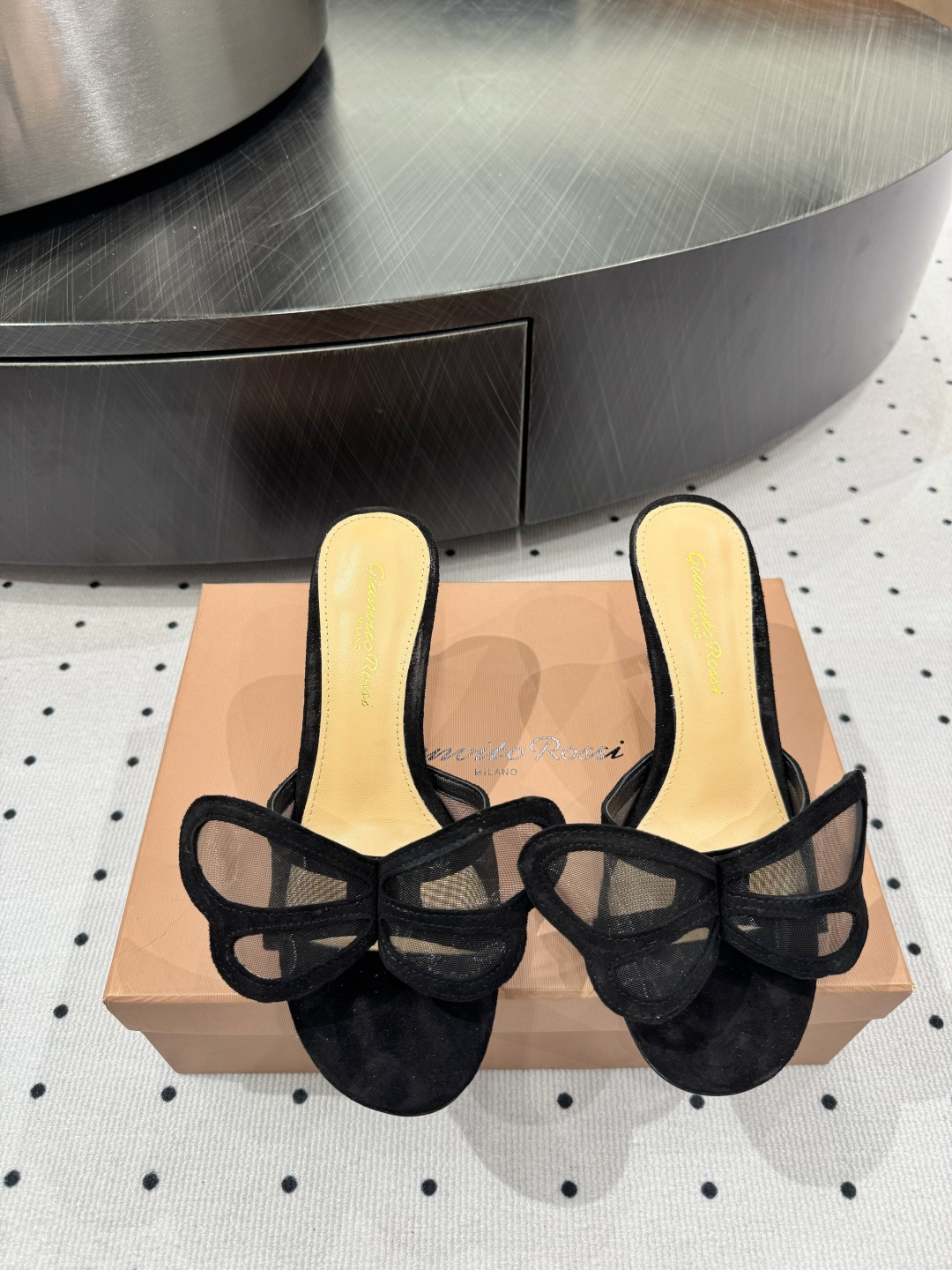 NO:889397,New product on sale ★Material sheep suede, tiptoe lining, sheepskin, genuine leather outsole, elegant style, creating a different feeling, heel height 8cm, counter packaging, simple and elegant style!  Top show bdetails in the market ———————————— ⊿size.｜35-40 (40 41 42 customized, non-returnable), high heels, high heels, sheepskin, Leather soles19860909新品发售 ★面料羊反绒 内里踮脚 羊皮 鞋底真皮大底 优雅风格 创造不一样的感觉 跟高 8cm 专柜包装 简约气质款式！ 市场顶级 show bdetails ————————————  ⊿size. ｜35-40（40 41 42 定制不退换）,高跟鞋,high heels,sheepskin,Leather soles,Women's Shoes