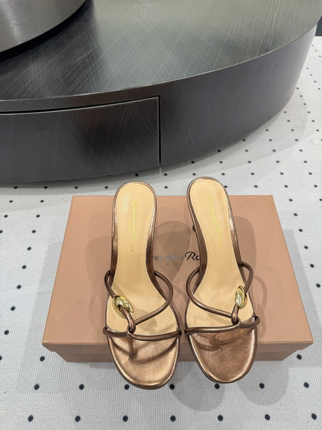NO:889405,New product on sale ★Material sheepskin, tiptoe lining, sheepskin, genuine leather outsole, elegant style, creating a different feeling, heel height 8cm, counter packaging, simple temperament style!  Top show bdetails in the market ———————————— ⊿size.｜35-40 (40 41 42 customized, non-refundable), high heels, high heels, sheepskin, Leather soles19860909新品发售 ★面料羊皮 内里踮脚 羊皮 鞋底真皮大底 优雅风格 创造不一样的感觉 跟高 8cm 专柜包装 简约气质款式！ 市场顶级 show bdetails ————————————  ⊿size. ｜35-40（40 41 42 定制不退换）,高跟鞋,high heels,sheepskin,Leather soles,Women's Shoes