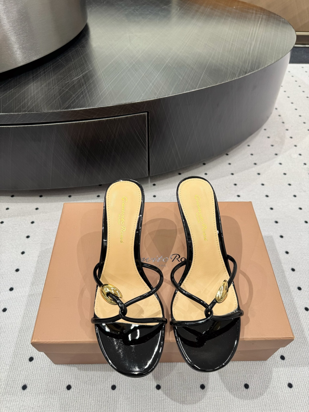 NO:889413,New product on sale ★Fabric patent leather, tiptoe lining, sheepskin, genuine leather outsole, elegant style, creating a different feeling, 8cm heel height, counter packaging, simple and elegant style!  Top show bdetails in the market ———————————— ⊿size.｜35-40 (40 41 42 customized, non-refundable), high heels, high heels, sheepskin, Leather soles19860909新品发售 ★面料漆皮 内里踮脚 羊皮 鞋底真皮大底 优雅风格 创造不一样的感觉 跟高 8cm 专柜包装 简约气质款式！ 市场顶级 show bdetails ————————————  ⊿size. ｜35-40（40 41 42 定制不退换）,高跟鞋,high heels,sheepskin,Leather soles,Women's Shoes