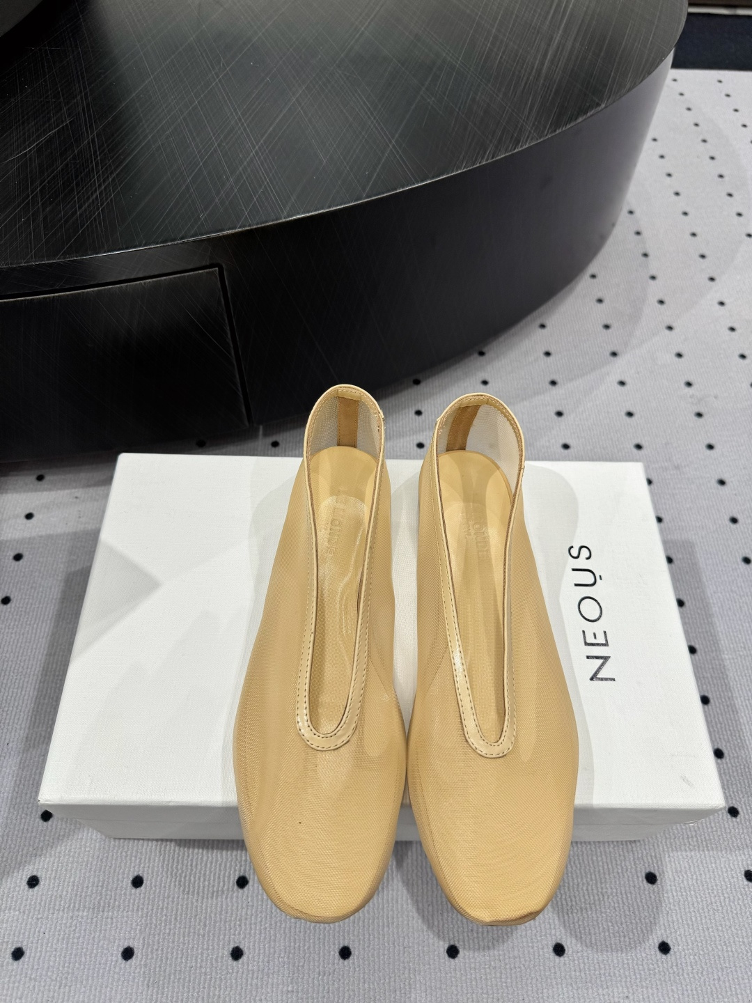 NO:439450,New version is available. Fabric, mesh, inner, sheepskin, sole, cowhide sole, elegant style, create a different feeling, heel height 1 cm, counter packaging, simple and elegant style!  show bdetails ———————————— size. ｜35-39 (40 41 customization), single shoes, cowhide, sheepskin19860909新版上新 面料 网布 内里 羊皮 鞋底 牛皮底 优雅风格 创造不一样的感觉 跟高1 cm 专柜包装 简约气质款式！ show bdetails ———————————— size. ｜35-39（40 41定制),单鞋,cowhide,sheepskin,Women's Shoes