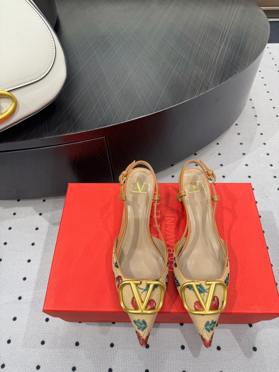 NO:422292,New products in early spring ★Fabric, knitted cherry blossom cloth, inner, sheepskin, sole, cowhide, elegant style, create a different feeling, heel height 4.5 7.5 cm, counter packaging, simple and elegant style!  Top show bdetails in the market ———————————— ⊿size. ｜35-39 (40 41 42 customized), sandals, sandals, cowhide, sheepskin19860909早春新品 ★面料 针织樱花布 内里 羊皮 鞋底 牛皮 优雅风格 创造不一样的感觉 跟高 4.5 7.5 cm 专柜包装 简约气质款式！ 市场顶级 show bdetails ————————————  ⊿size. ｜35-39（40 41 42 定制）,凉鞋,sandals,cowhide,sheepskin,Women's Shoes