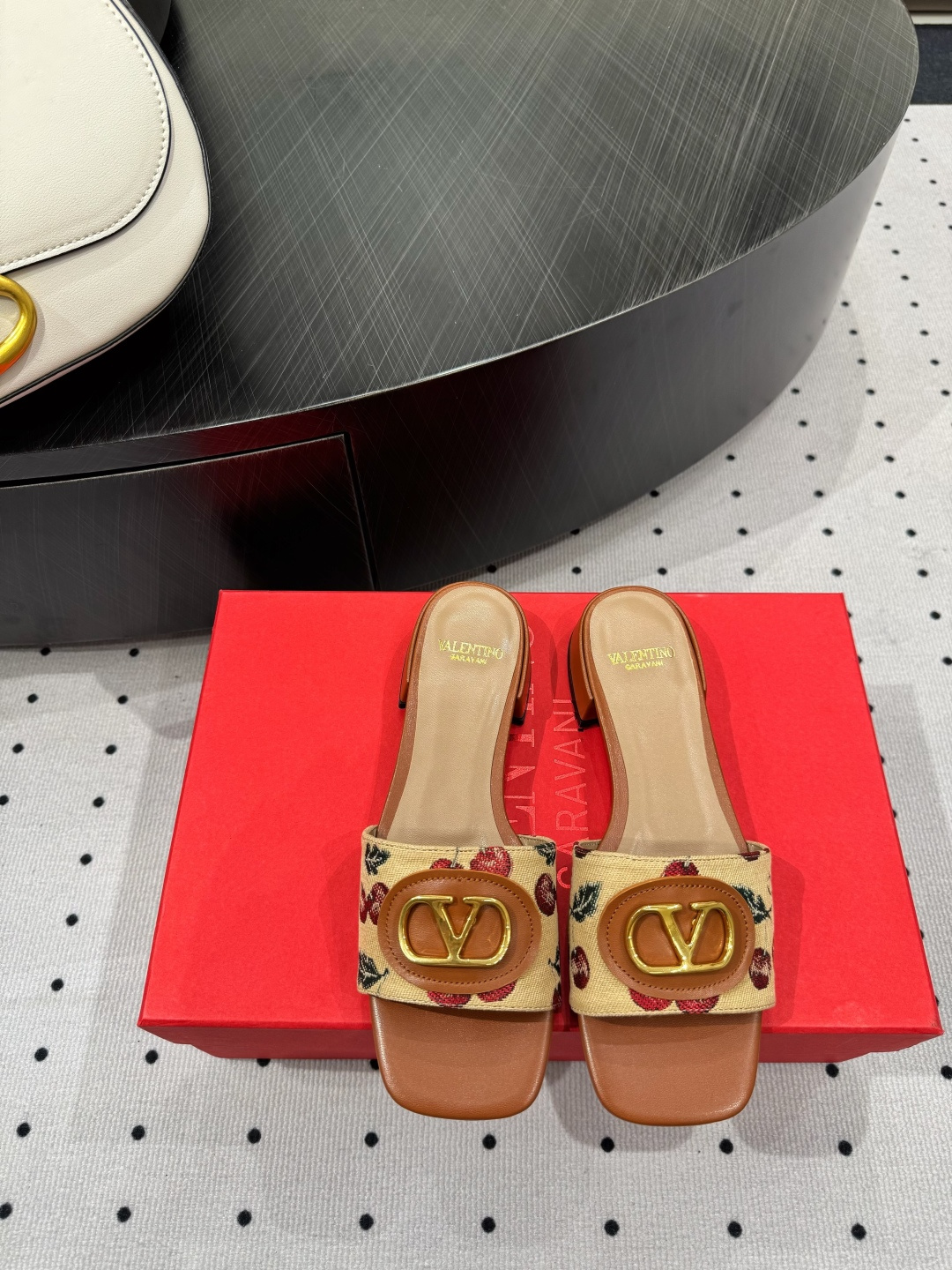 NO:422305,New products in early spring ★Fabric, knitted cherry blossom cloth, inner, sheepskin, sole, cowhide, elegant style, create a different feeling, heel height 2.5 cm, counter packaging, simple and elegant style!  Top show bdetails in the market ———————————— ⊿size. ｜35-39 (40 41 42 customized), sandals, sandals, cowhide, sheepskin19860909早春新品 ★面料 针织樱花布 内里 羊皮 鞋底 牛皮 优雅风格 创造不一样的感觉 跟高 2.5 cm 专柜包装 简约气质款式！ 市场顶级 show bdetails ————————————  ⊿size. ｜35-39（40 41 42 定制）,凉鞋,sandals,cowhide,sheepskin,Women's Shoes