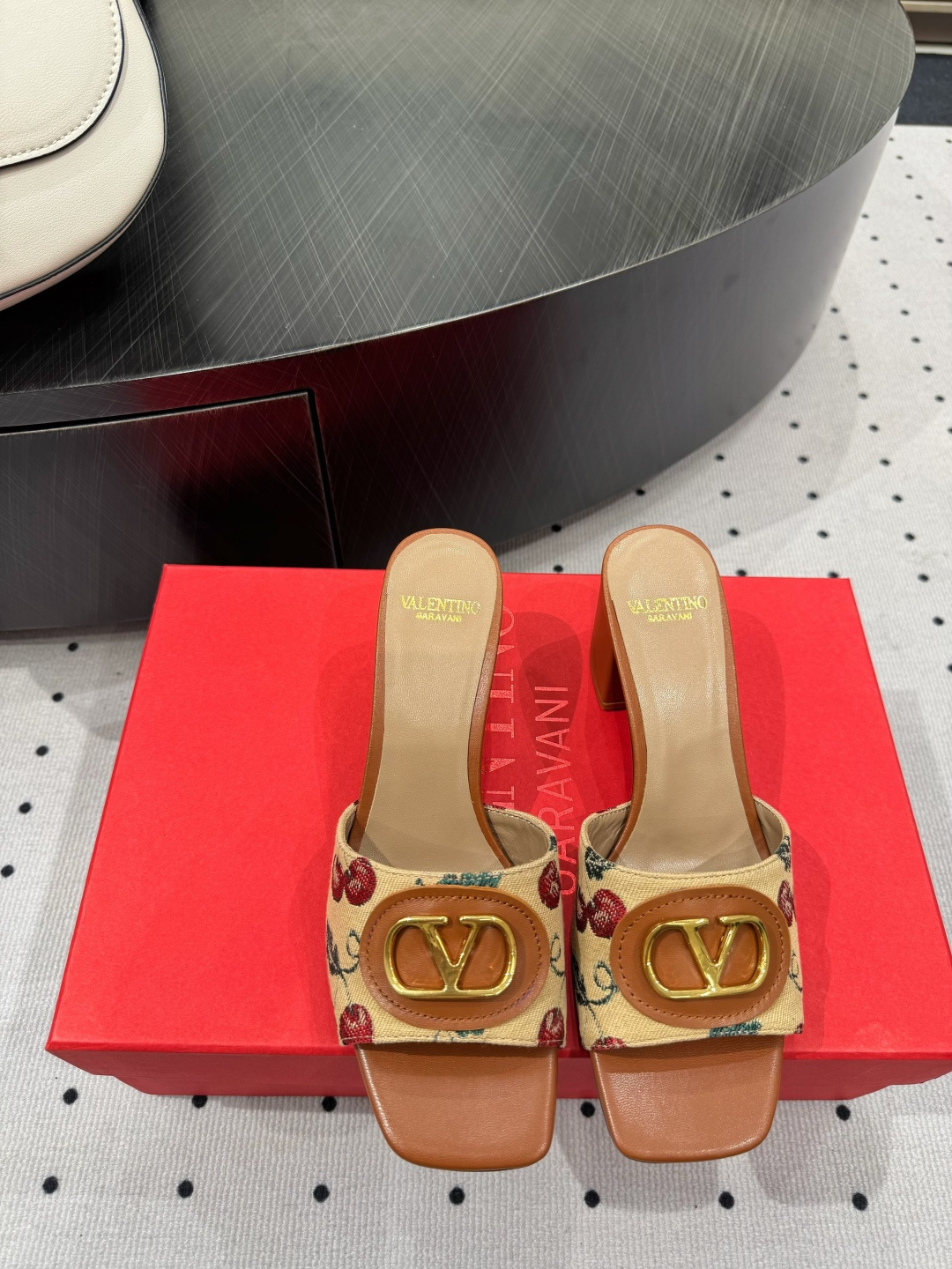 NO:422299,New products in early spring ★Fabric, knitted cherry blossom cloth, inner, sheepskin, sole, cowhide, elegant style, create a different feeling, heel height 6 cm, counter packaging, simple and elegant style!  Top show bdetails in the market ———————————— ⊿size. ｜35-39 (40 41 42 customized), sandals, sandals, cowhide, sheepskin19860909早春新品 ★面料 针织樱花布 内里 羊皮 鞋底 牛皮 优雅风格 创造不一样的感觉 跟高 6 cm 专柜包装 简约气质款式！ 市场顶级 show bdetails ————————————  ⊿size. ｜35-39（40 41 42 定制）,凉鞋,sandals,cowhide,sheepskin,Women's Shoes