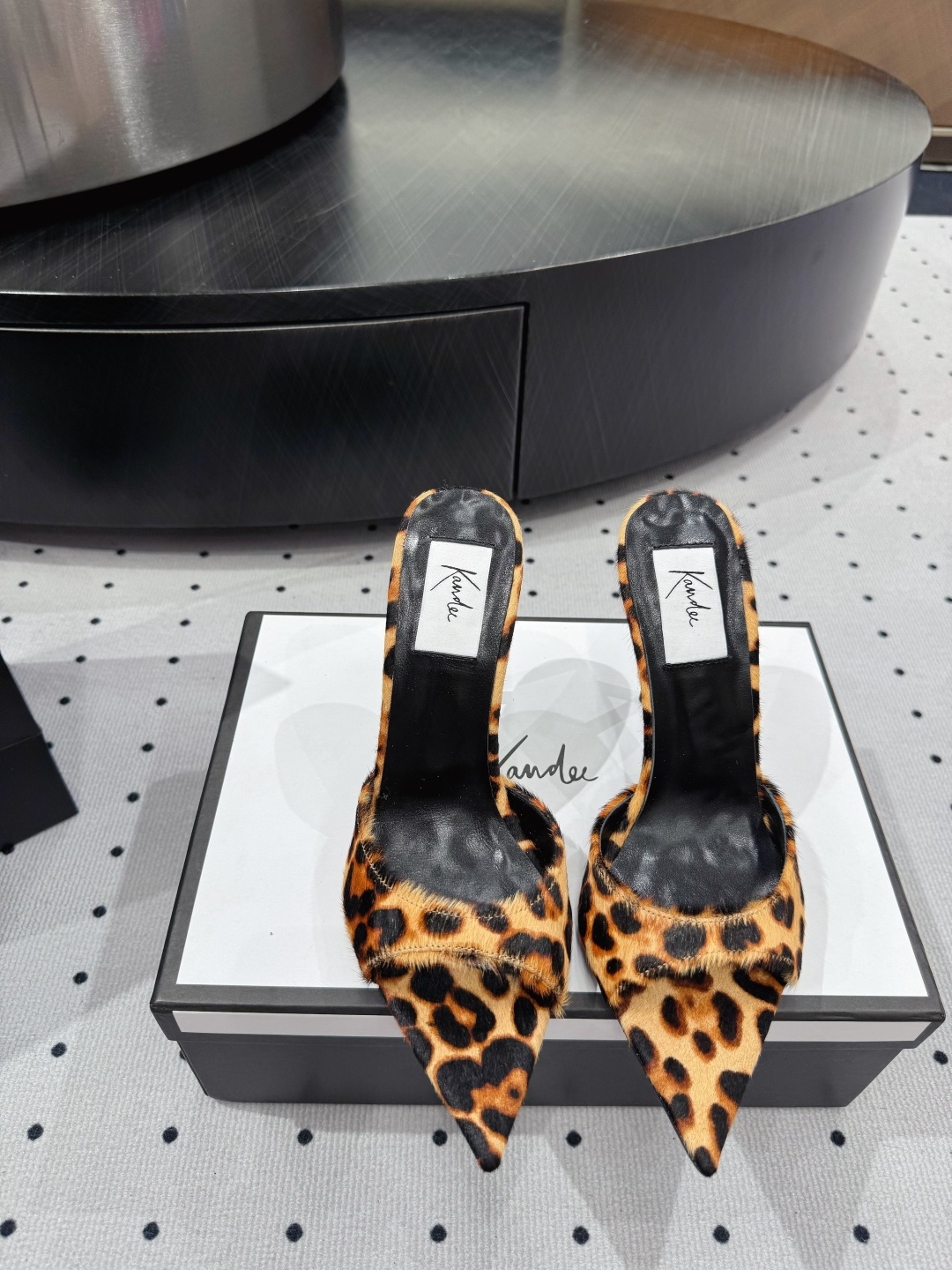 NO:422379,Original development ★Fabric, Leopard print, Inner, Sheepskin, Sole, Italian cowhide sole, Elegant style, Create a different feeling, Heel height 9 cm, Counter packaging, Simple and elegant style!  Top show bdetails in the market ———————————— ⊿size. ｜35-40 (40 41 42 customization), high heels, high heels, cowhide, sheepskin19860909原版开发 ★面料 豹纹 内里 羊皮 鞋底 意大利牛皮底 优雅风格 创造不一样的感觉 跟高 9 cm 专柜包装 简约气质款式！ 市场顶级 show bdetails ————————————  ⊿size. ｜35-40（40 41 42定制）,高跟鞋,high heels,cowhide,sheepskin,Women's Shoes