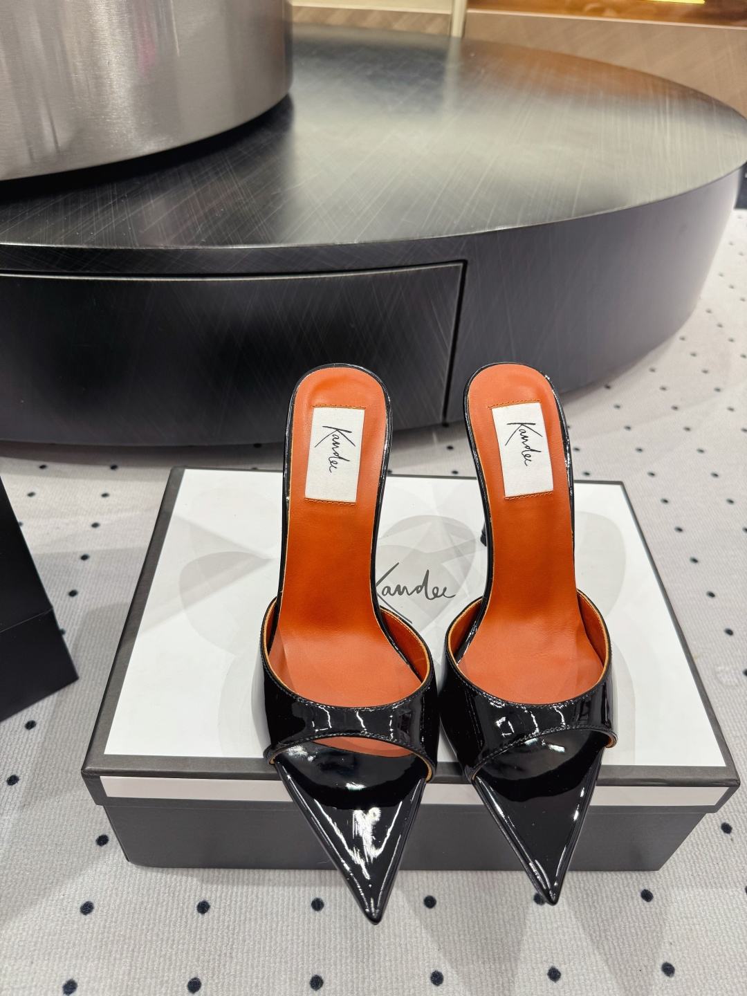 NO:422397,Original development ★Fabric, cow patent leather, inner, sheepskin, sole, Italian cow leather sole, elegant style, create a different feeling, heel height 9 cm, counter packaging, simple and elegant style!  Top show bdetails in the market ———————————— ⊿size. ｜35-40 (40 41 42 customization), high heels, high heels, cowhide, sheepskin19860909原版开发 ★面料 牛漆皮 内里 羊皮 鞋底 意大利牛皮底 优雅风格 创造不一样的感觉 跟高 9 cm 专柜包装 简约气质款式！ 市场顶级 show bdetails ————————————  ⊿size. ｜35-40（40 41 42定制）,高跟鞋,high heels,cowhide,sheepskin,Women's Shoes