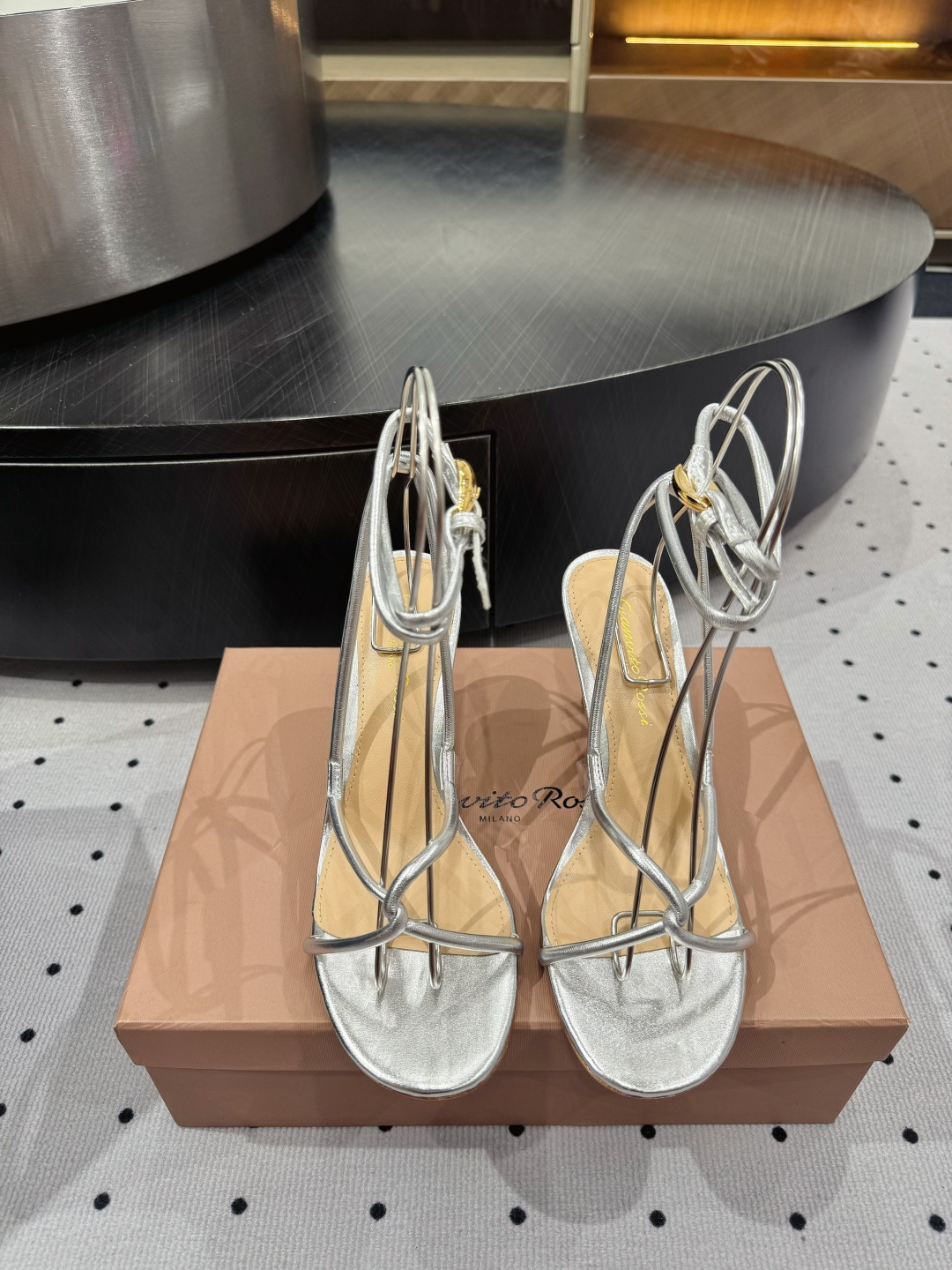 NO:889417,New product on sale ★Fabric silver metallic leather, lining sheepskin, leather outsole, elegant style, creating a different feeling, heel height 8.5cm, counter packaging, simple and elegant style!  Top show bdetails in the market ———————————— ⊿size.｜35-40 (40 41 customization is non-refundable), high heels, high heels, sheepskin, Leather soles19860909新品发售 ★面料银色金属皮 内里羊皮 鞋底真皮大底 优雅风格 创造不一样的感觉 跟高 8.5cm 专柜包装 简约气质款式！ 市场顶级 show bdetails ————————————  ⊿size. ｜35-40（40 41 定制不退换）,高跟鞋,high heels,sheepskin,Leather soles,Women's Shoes