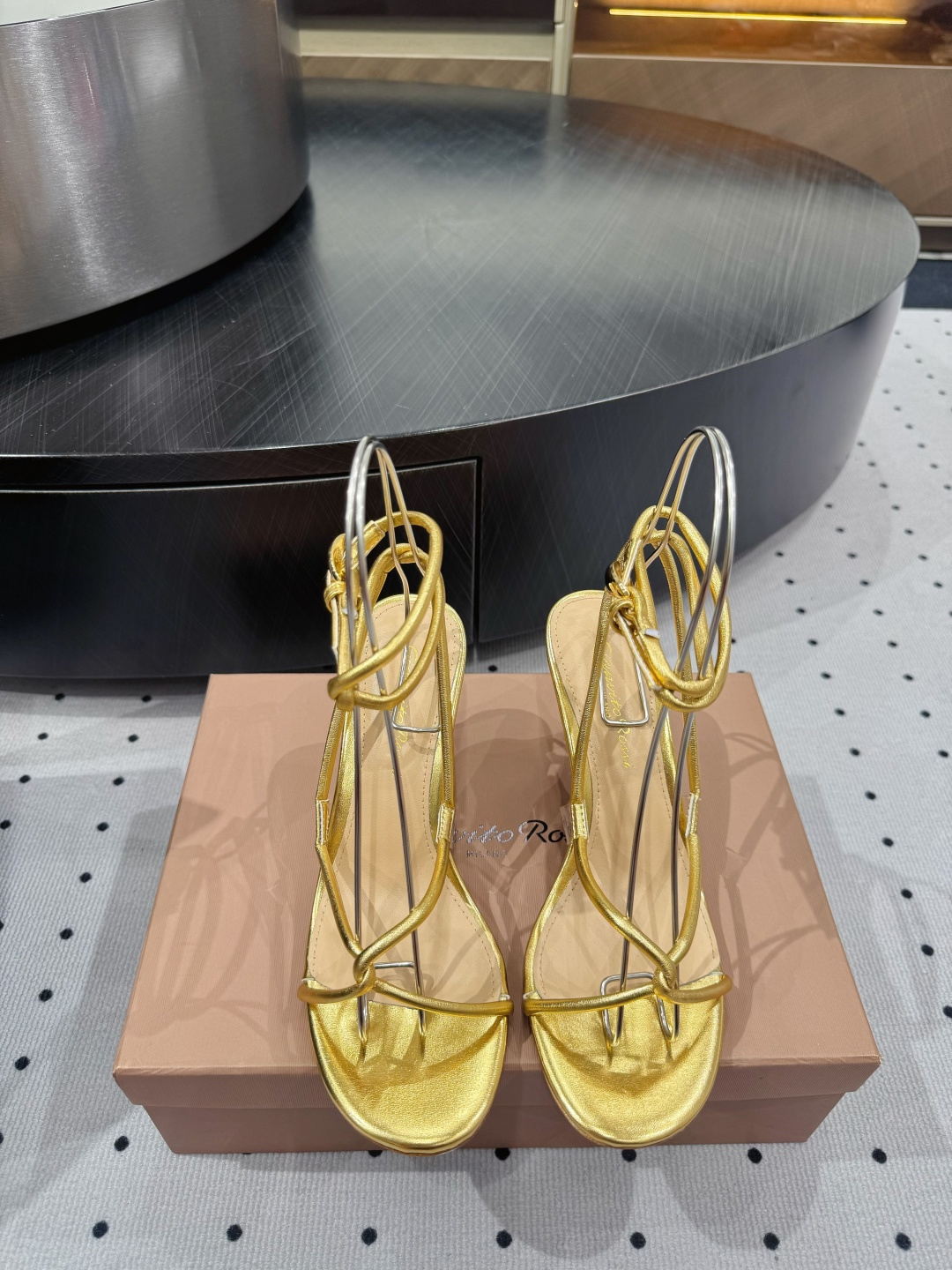 NO:889424,New product on sale ★Fabric silver metallic leather, lining sheepskin, leather outsole, elegant style, creating a different feeling, heel height 8.5, counter packaging, simple temperament style!  Top show bdetails in the market ———————————— ⊿size.｜35-40 (40 41 customization is non-refundable), high heels, high heels, sheepskin, Leather soles19860909新品发售 ★面料银色金属皮 内里羊皮 鞋底真皮大底 优雅风格 创造不一样的感觉 跟高 8.5 专柜包装 简约气质款式！ 市场顶级 show bdetails ————————————  ⊿size. ｜35-40（40 41 定制不退换）,高跟鞋,high heels,sheepskin,Leather soles,Women's Shoes