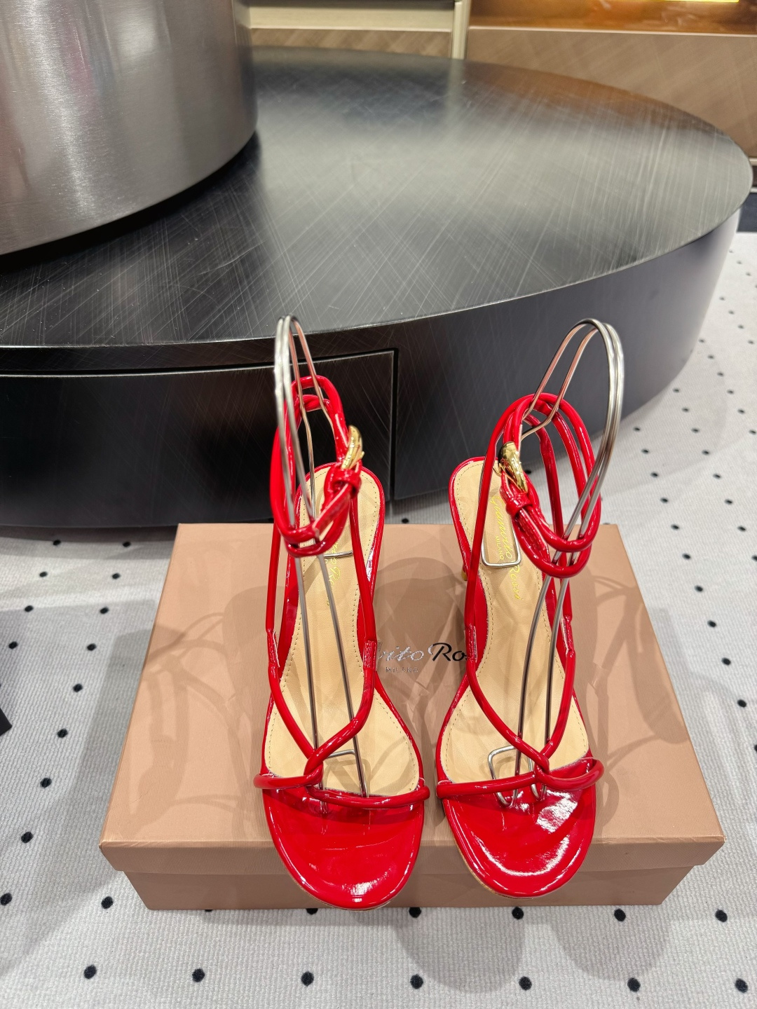 NO:889357,New product on sale ★Material cow patent leather, sheepskin lining, genuine leather outsole, elegant style, creating a different feeling, heel height 8.5cm, counter packaging, simple and elegant style!  Top show bdetails in the market ———————————— ⊿size.｜35-40 (40 41 customization is non-refundable), high heels, high heels, sheepskin, Leather soles19860909新品发售 ★面料牛漆皮 内里羊皮 鞋底真皮大底 优雅风格 创造不一样的感觉 跟高 8.5cm 专柜包装 简约气质款式！ 市场顶级 show bdetails ————————————  ⊿size. ｜35-40（40 41 定制不退换）,高跟鞋,high heels,sheepskin,Leather soles,Women's Shoes