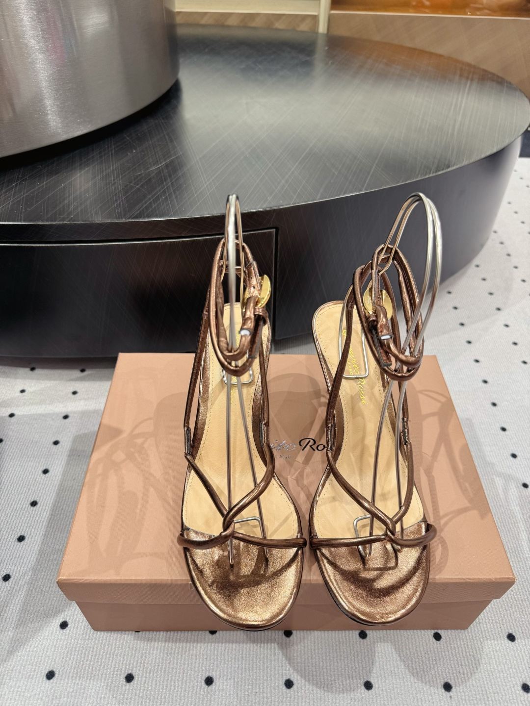 NO:889364,New product on sale ★Fabric bronze metal leather, sheepskin lining, genuine leather outsole, elegant style, creating a different feeling, heel height 8.5cm, counter packaging, simple temperament style!  Top show bdetails in the market ———————————— ⊿size.｜35-40 (40 41 customization is non-refundable), high heels, high heels, sheepskin, Leather soles19860909新品发售 ★面料古铜金属皮 内里羊皮 鞋底真皮大底 优雅风格 创造不一样的感觉 跟高 8.5cm 专柜包装 简约气质款式！ 市场顶级 show bdetails ————————————  ⊿size. ｜35-40（40 41 定制不退换）,高跟鞋,high heels,sheepskin,Leather soles,Women's Shoes