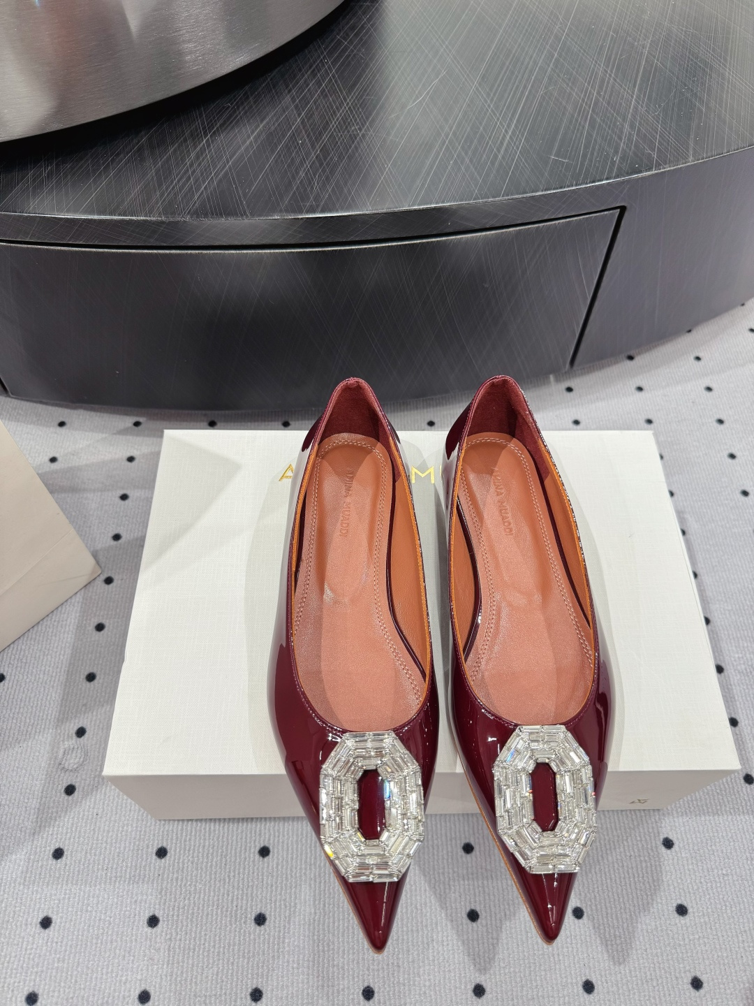 NO:422346,· Fashionable style for show, ★Fabric, ox patent leather, inner, sheepskin, sole, cowhide outsole (original injection molding) Elegant style Create a different feeling Heel height 1 cm, counter packaging Simple and elegant style!  show bdetails —————————————— ⊿size. ｜35-39 (40 41 42 customized), high heels, cowhide, sheepskin19860909· 走秀时尚款, ★面料 牛漆皮 内里 羊皮 鞋底 牛皮大底（原版注塑） 优雅风格 创造不一样的感觉 跟高 1 cm 专柜包装 简约气质款式！ show bdetails ————————————  ⊿size. ｜35-39（40 41 42 定制）,高跟鞋,high heels,cowhide,sheepskin,Women's Shoes