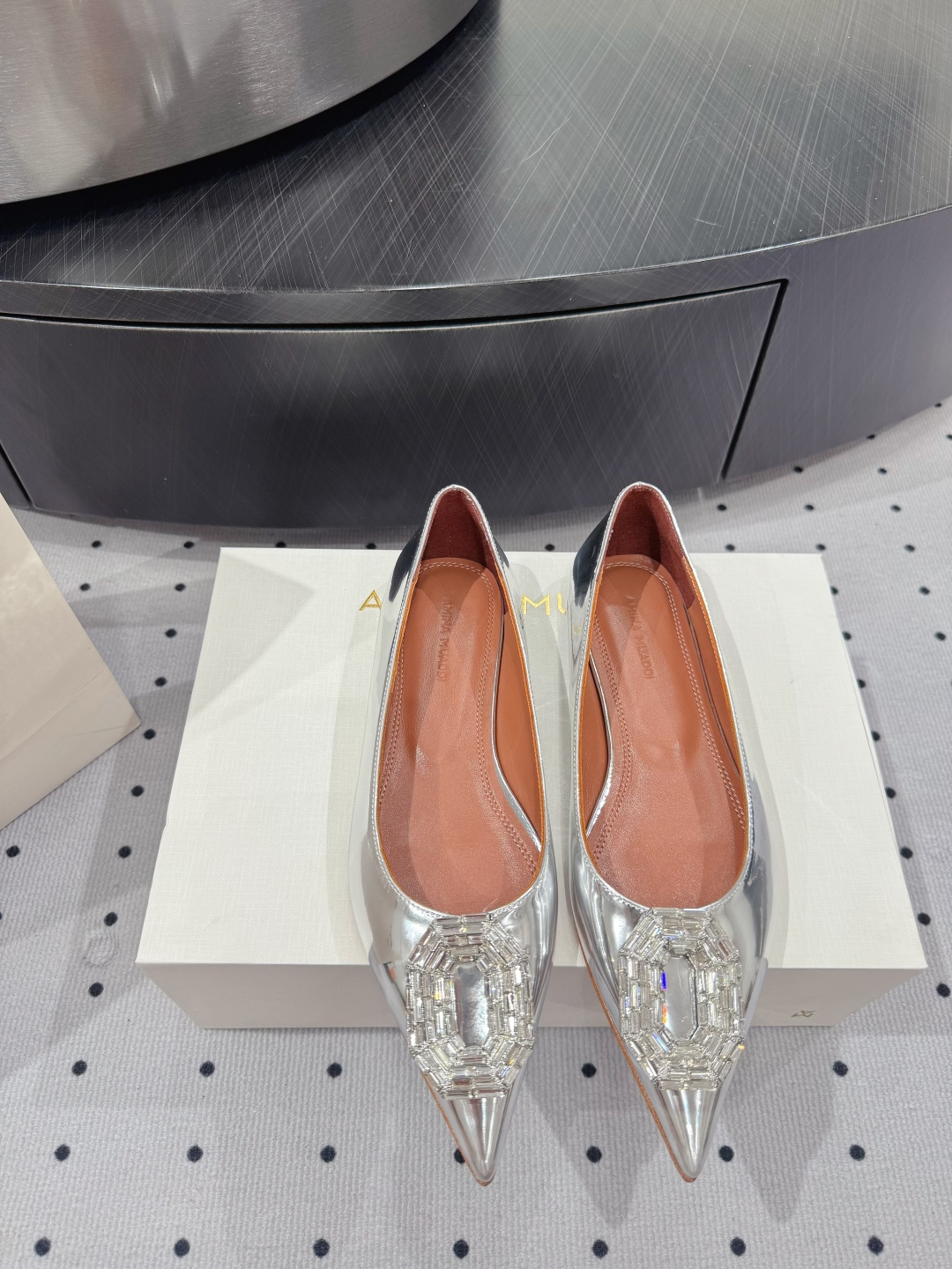 NO:422356,· Fashionable style for show, ★Fabric, Silver mirror, Inner, Sheepskin, Sole, Cowhide Outsole (original injection molding) Elegant style Create a different feeling Heel height 1 cm, Counter packaging Simple and elegant style!  show bdetails —————————————— ⊿size. ｜35-39 (40 41 42 customized), high heels, cowhide, sheepskin19860909· 走秀时尚款, ★面料 银色镜面 内里 羊皮 鞋底 牛皮大底（原版注塑） 优雅风格 创造不一样的感觉 跟高 1 cm 专柜包装 简约气质款式！ show bdetails ————————————  ⊿size. ｜35-39（40 41 42 定制）,高跟鞋,high heels,cowhide,sheepskin,Women's Shoes