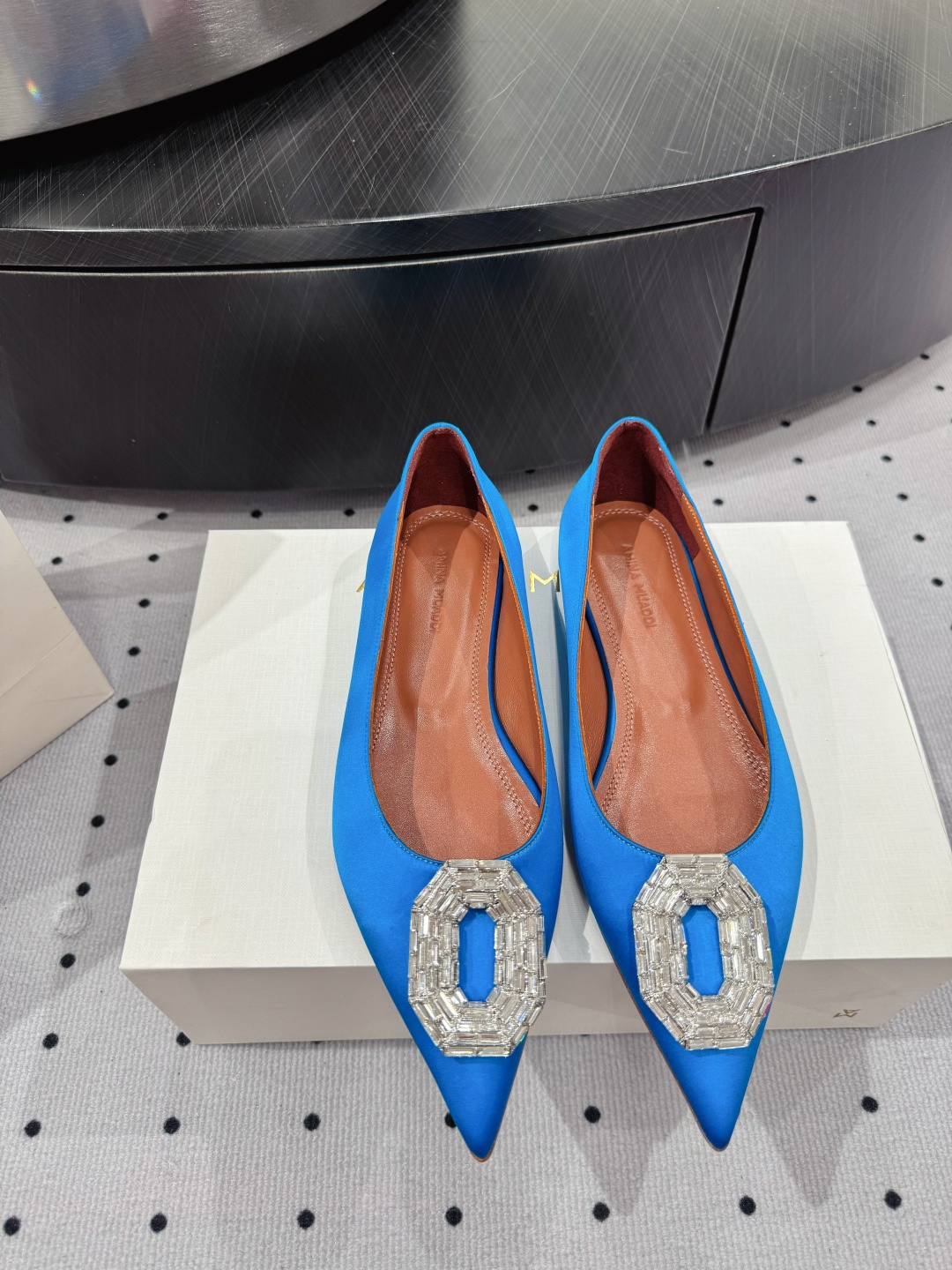 NO:422365,· Fashionable style for show, ★Fabric, silk, inner, sheepskin, sole, cowhide outsole (original injection molding) Elegant style Create a different feeling Heel height 1 cm, counter packaging Simple and elegant style!  show bdetails —————————————— ⊿size. ｜35-39 (40 41 42 customized), high heels, cowhide, sheepskin, real silk19860909· 走秀时尚款, ★面料 真丝 内里 羊皮 鞋底 牛皮大底（原版注塑） 优雅风格 创造不一样的感觉 跟高 1 cm 专柜包装 简约气质款式！ show bdetails ————————————  ⊿size. ｜35-39（40 41 42 定制）,高跟鞋,high heels,cowhide,sheepskin,real silk,Women's Shoes