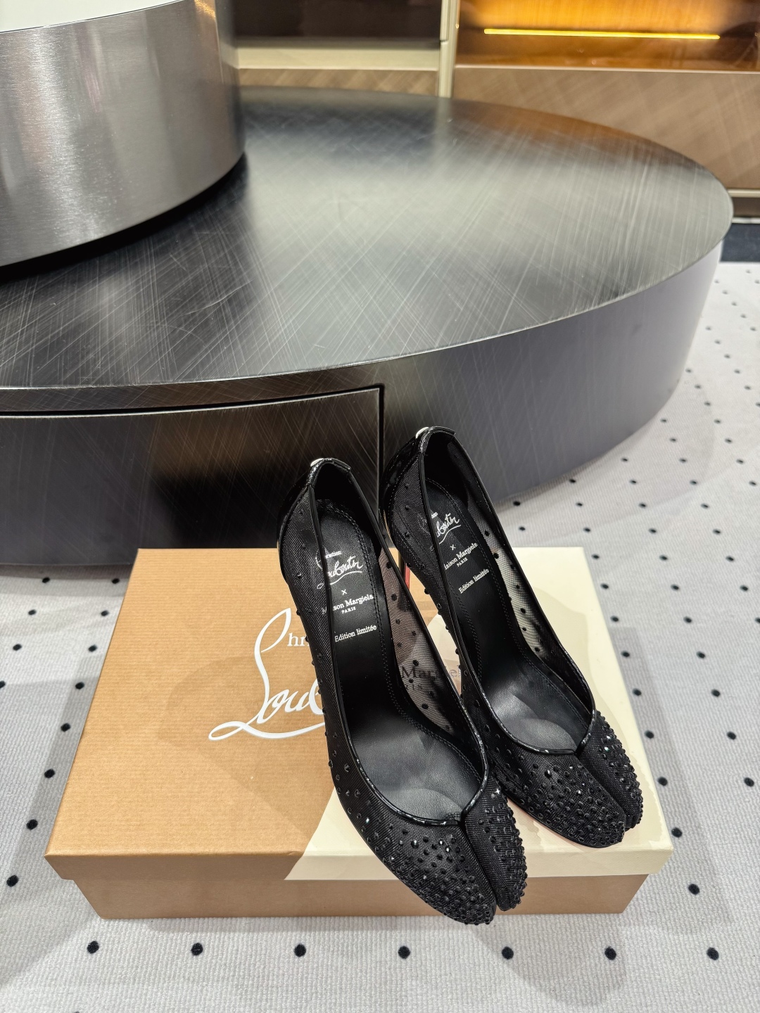 Christian Louboutin 25FW Mesh Pointed High Heels in Black Patent Leather 4 cmp i1745687321820 6487 0 1
