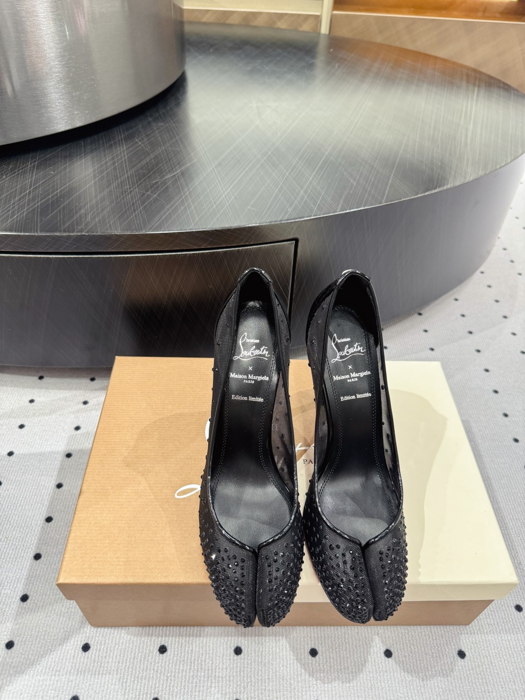 Christian Louboutin 25FW Mesh Pointed High Heels in Black Patent Leather 3 cmp i1745687321825 2691 0 0