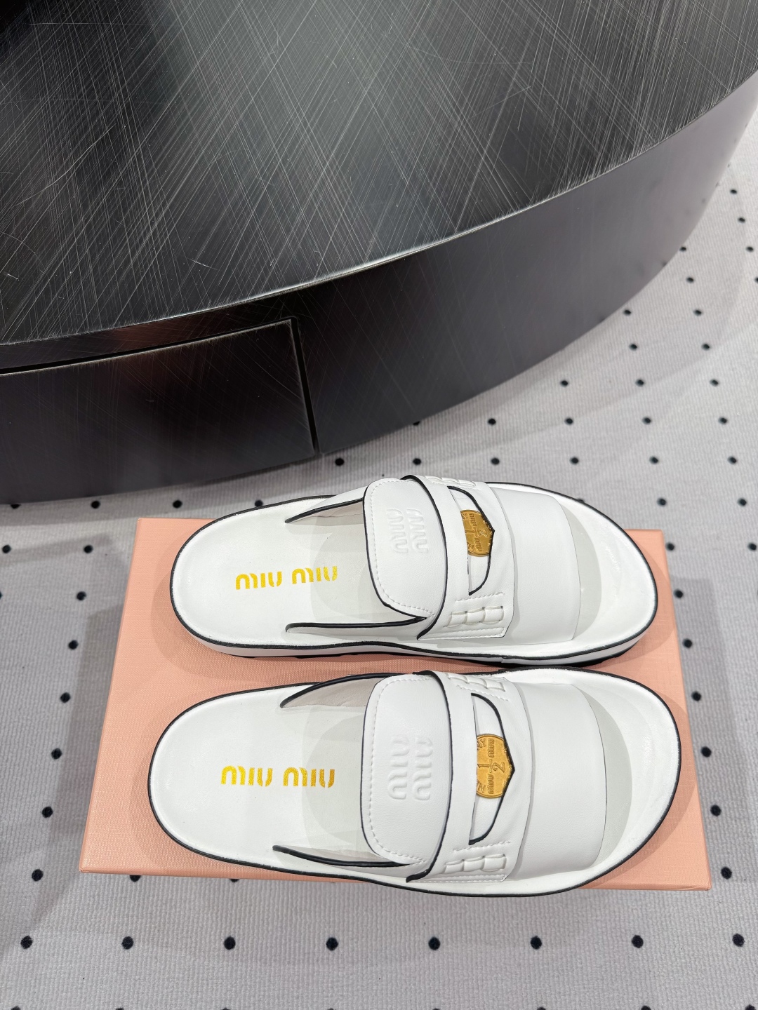 Miu Miu Women's White Leather Slide Sandals with Logo Detail 8 cmp i1745732703917 7549 0 5