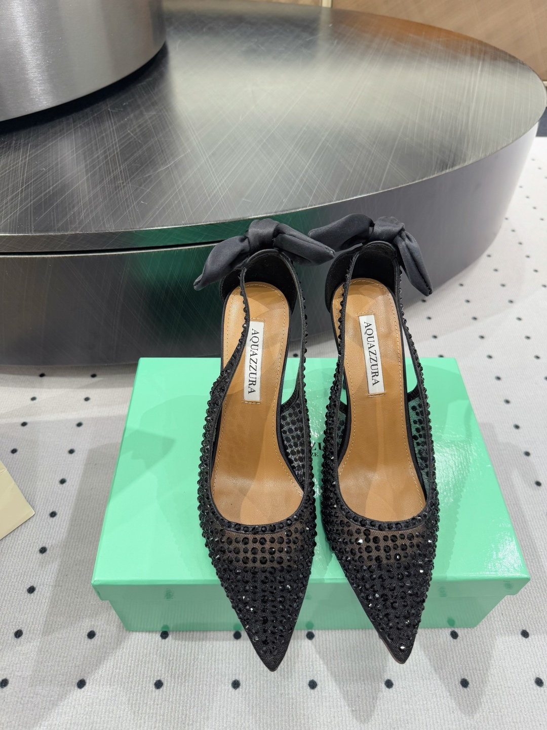 NO:422364,Pineapple shoes perfectly interpret beautiful and easy to wear, high heeled women's shoes that cannot be refused, and sexy endorsement brand. ★Fabric silk Swarovski diamond inner sheepskin sole cowhide outsole elegant style creates a different feeling Heel height 10 cm Special packaging Simple and elegant style!  show bdetails —————————————— ⊿size. ｜35-39 (40 41 customization), high heels, swarovski, high heels, cowhide, sheepskin, real silk19860909菠萝鞋完美诠释好看又好穿,无法拒绝的高跟女鞋,性感的代言品牌. ★面料真丝 施华洛世奇钻 内里羊皮 鞋底牛皮大底 优雅风格 创造不一样的感觉 跟高 10 cm 专柜包装 简约气质款式！ show bdetails ————————————  ⊿size. ｜35-39（40 41 定制）,高跟鞋,swarovski,high heels,cowhide,sheepskin,real silk,Women's Shoes