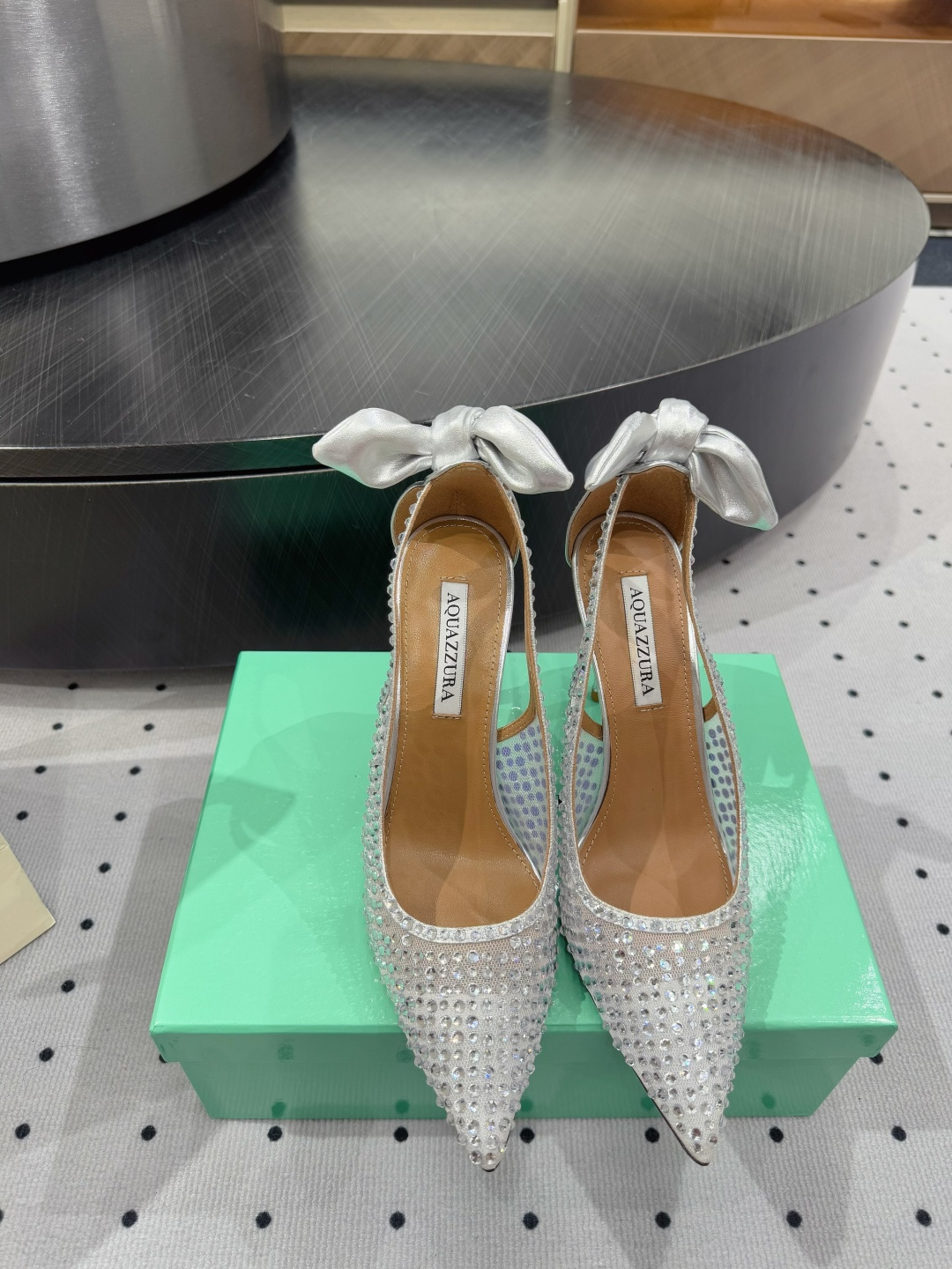 NO:422373,Pineapple shoes perfectly interpret the beautiful and easy to wear high heels for women, a sexy endorsement brand. ★ Fabric sheepskin Swarovski diamonds inner sheepskin sole cowhide outsole elegant style creates a different feeling Heel height 10 cm Special packaging Simple and elegant style!  show bdetails —————————————— ⊿size. ｜35-39 (40 41 customization), high heels, swarovski, high heels, cowhide, sheepskin19860909菠萝鞋完美诠释好看又好穿,无法拒绝的高跟女鞋,性感的代言品牌. ★面料羊皮 施华洛世奇钻 内里羊皮 鞋底牛皮大底 优雅风格 创造不一样的感觉 跟高 10 cm 专柜包装 简约气质款式！ show bdetails ————————————  ⊿size. ｜35-39（40 41 定制）,高跟鞋,swarovski,high heels,cowhide,sheepskin,Women's Shoes